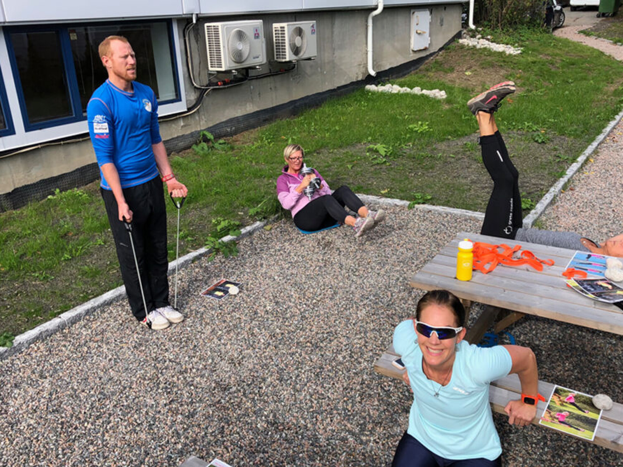 Gode Roede-kolleger gjennomfører styrketrening i sin aktiv-lunsj.