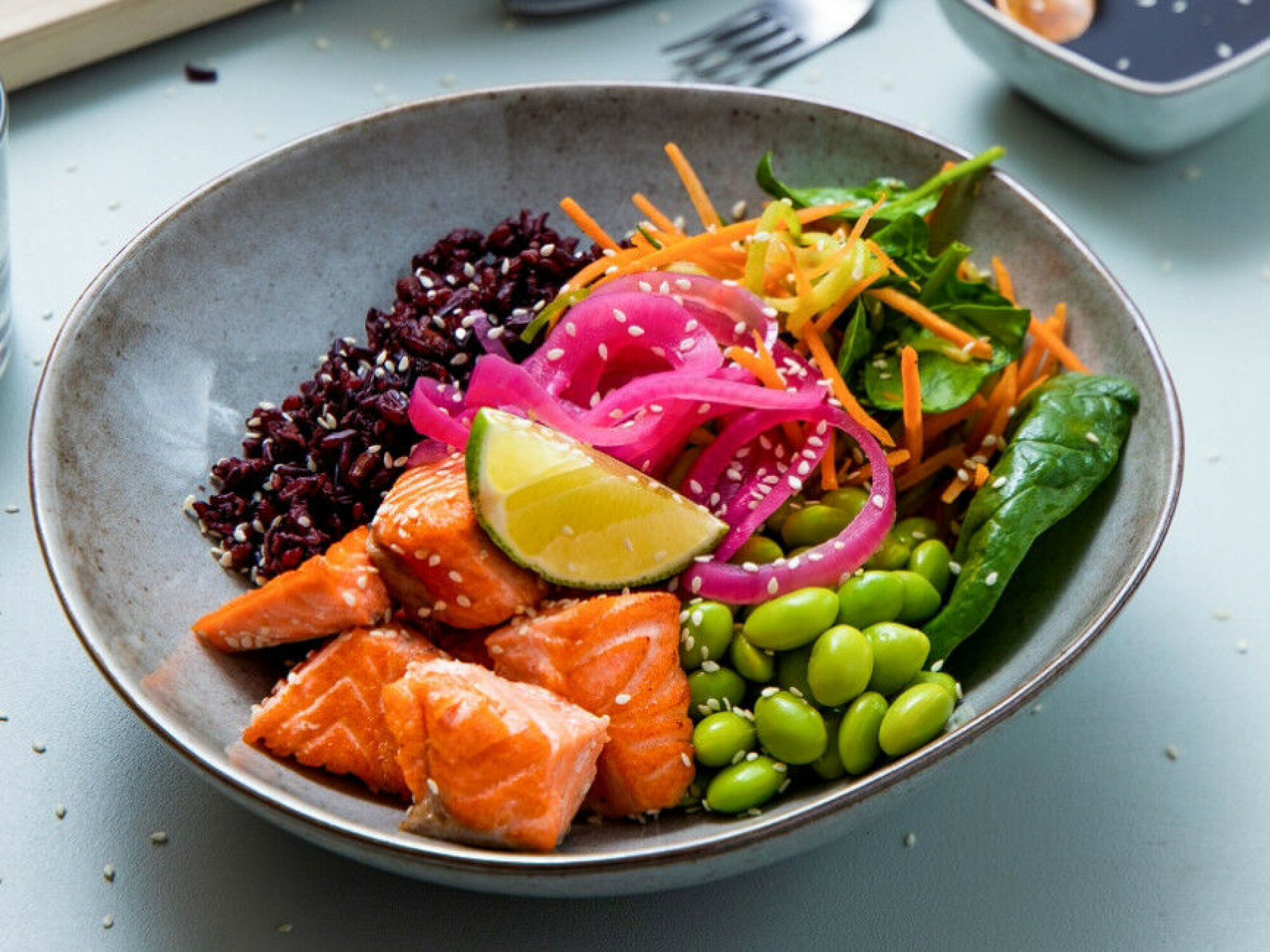 Poke bowl med ørret og edamamebønner.