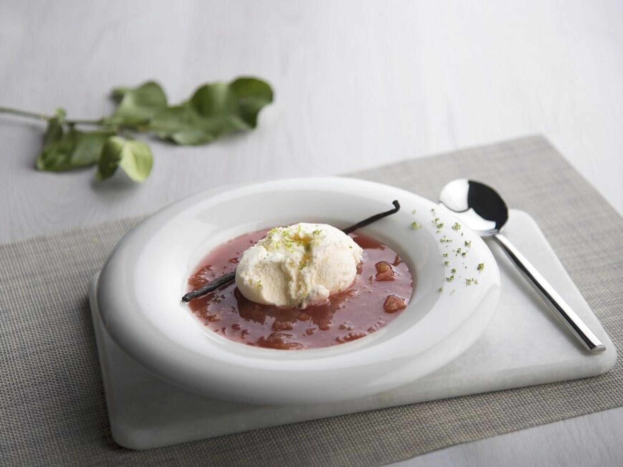 Rabarbrasuppe med lettere is – en tradisjon vi godt kan plukke frem igjen.