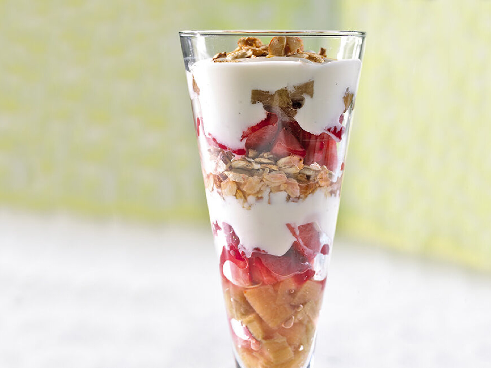 Rabarbrakompott med friske jordbær, korn og vaniljeyoghurt.