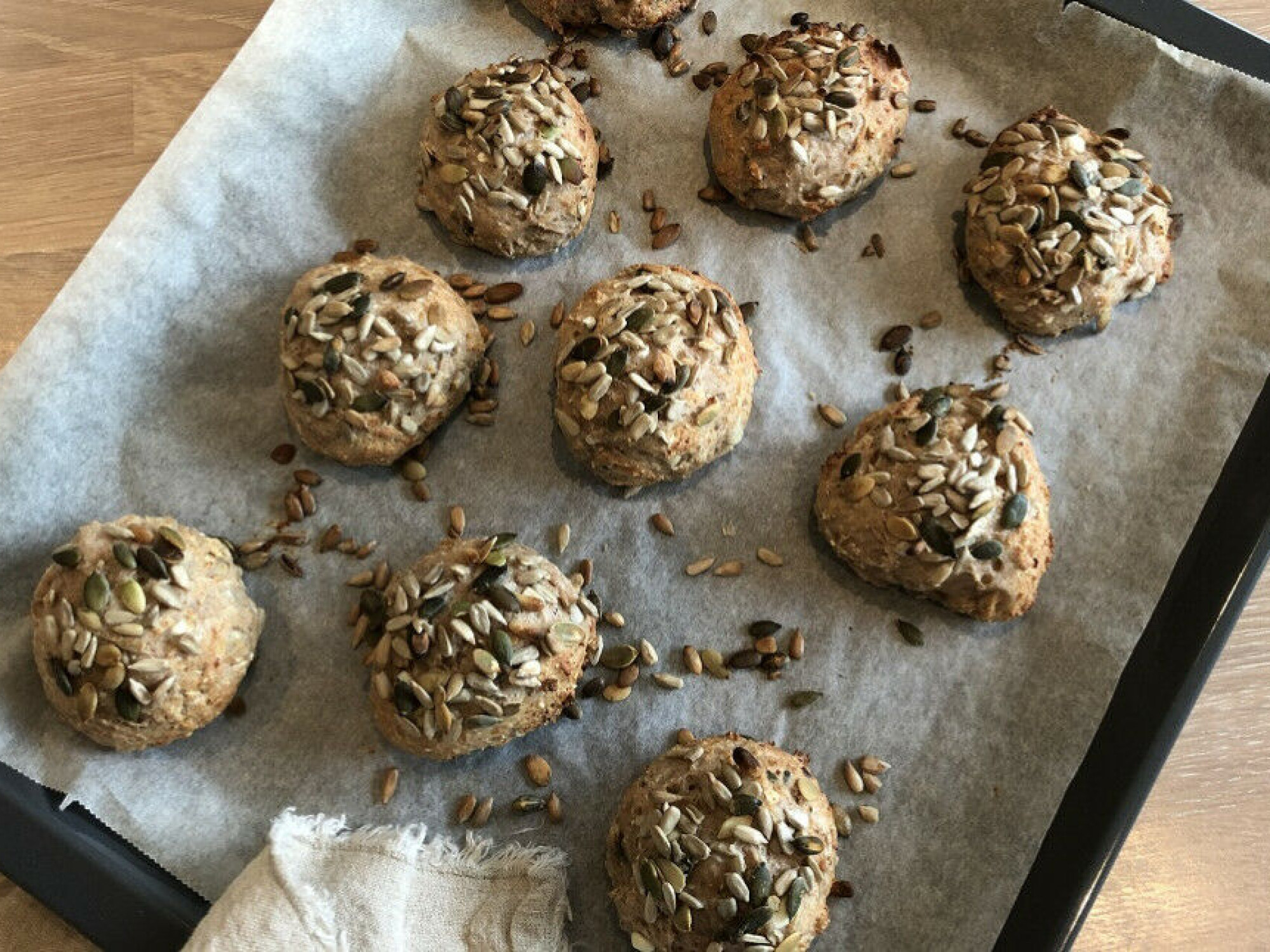 Disse enkle og sunne proteinrundstykkene kan anbefales! De er laget med blant annet grovt mel, cottage cheese og bakepulver!