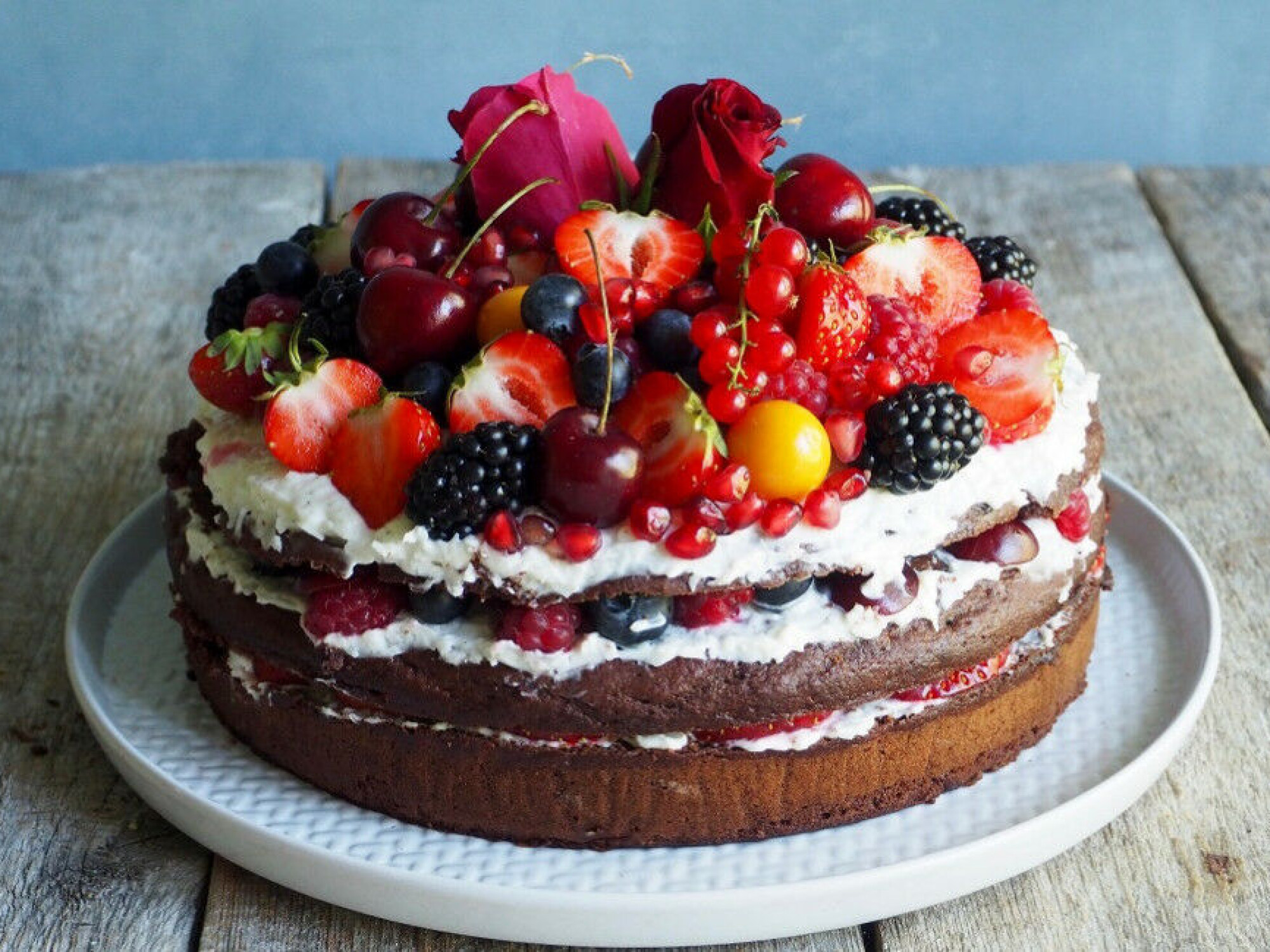 FESTKAKE: Mat på bordet. En fargerik og flott lagkake hvor vi har byttet ut sukker med banan og yoghurt. Foto: Mat på bordet.