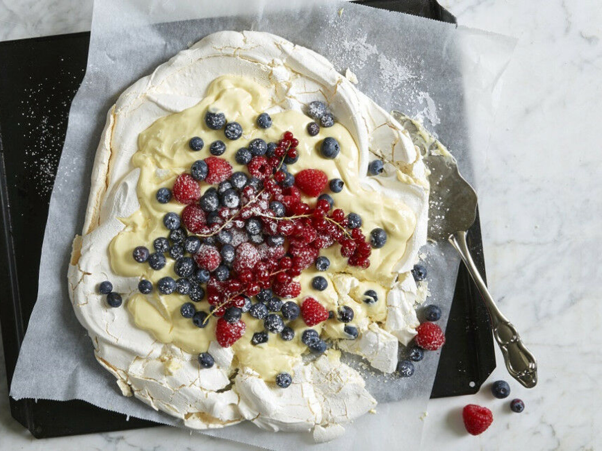 MYK MARENGSKAKE: Pavlova skal ha en luftig, lett og sprø marengs som smelter i munnen.