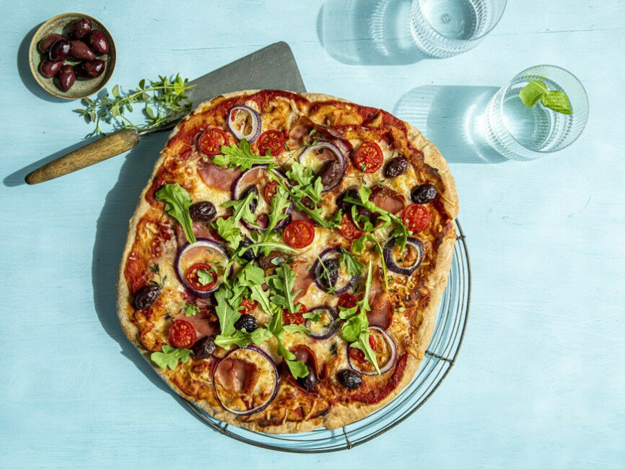 ROEDE-PIZZA: Grønnsaksandel 46%, 8,6 g fiber og 440 kcal per porsjon.