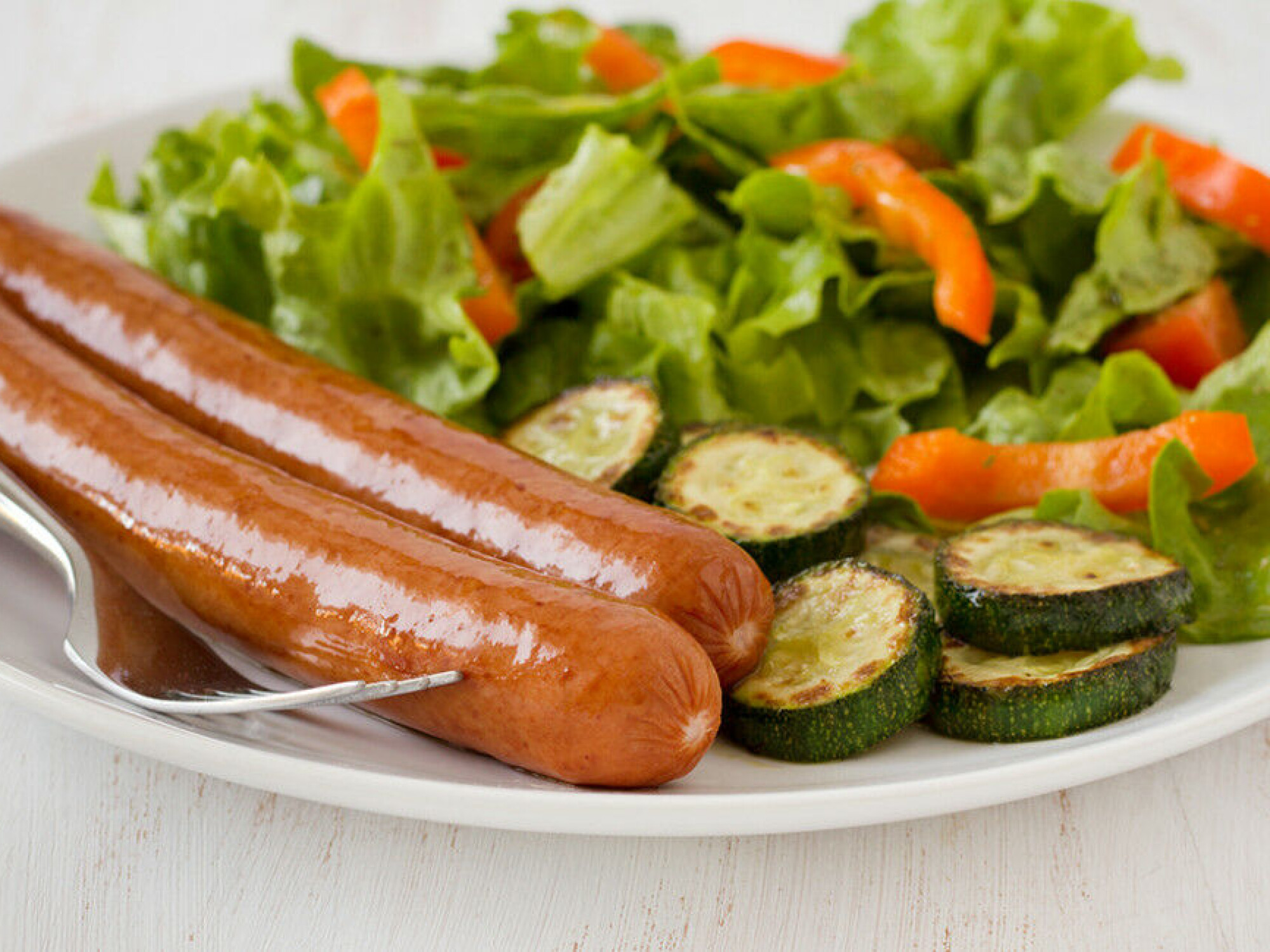 Det beste er å velge en mager pølse, og spise mye grønt ved siden av.