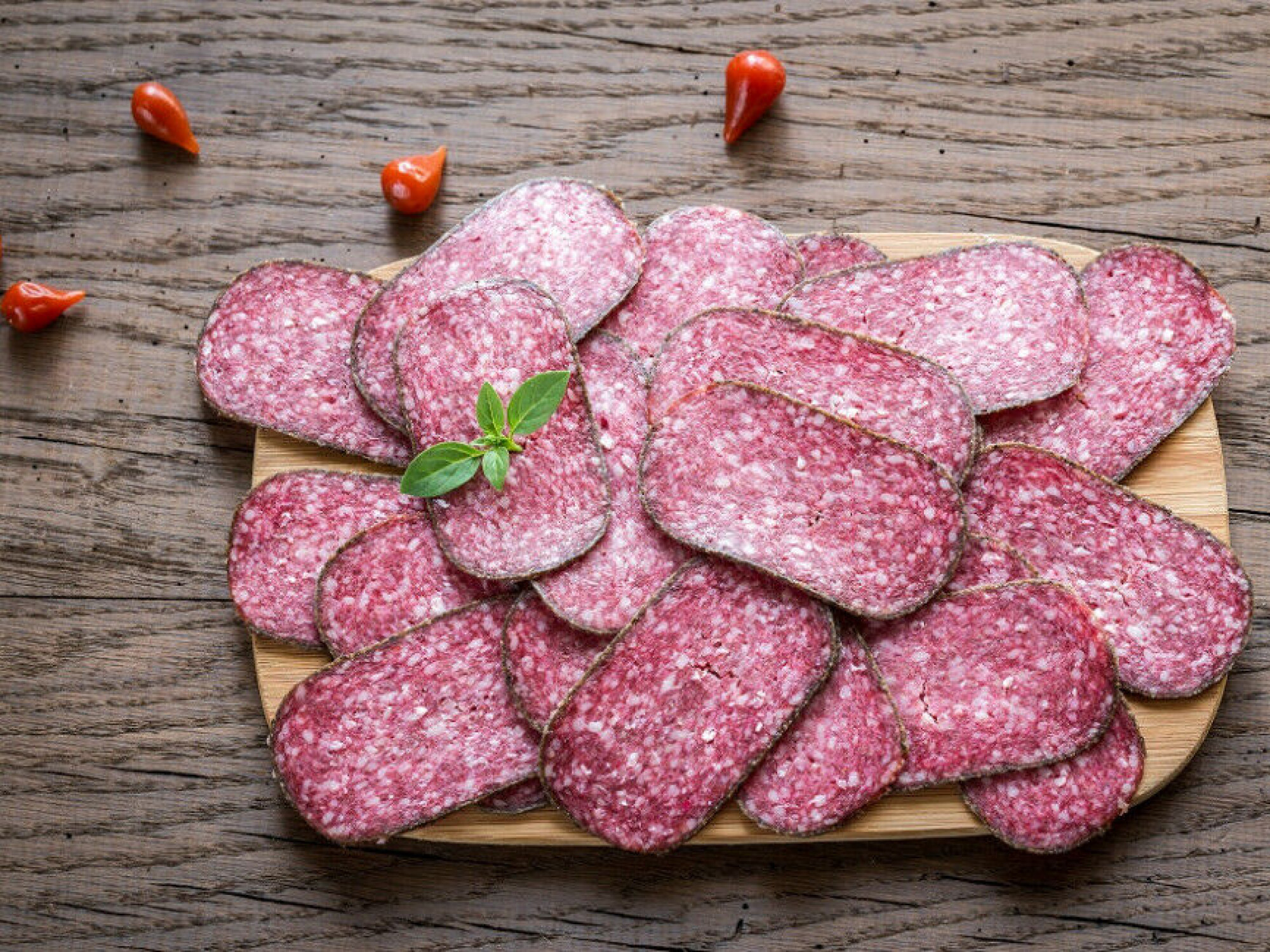 Bearbeidet kjøtt = kjøtt som er saltet, røkt eller tilsatt nitritt, for eksempel bacon, pølser, spekeskinke, salami eller kjøttdeig som er tilsatt salt.