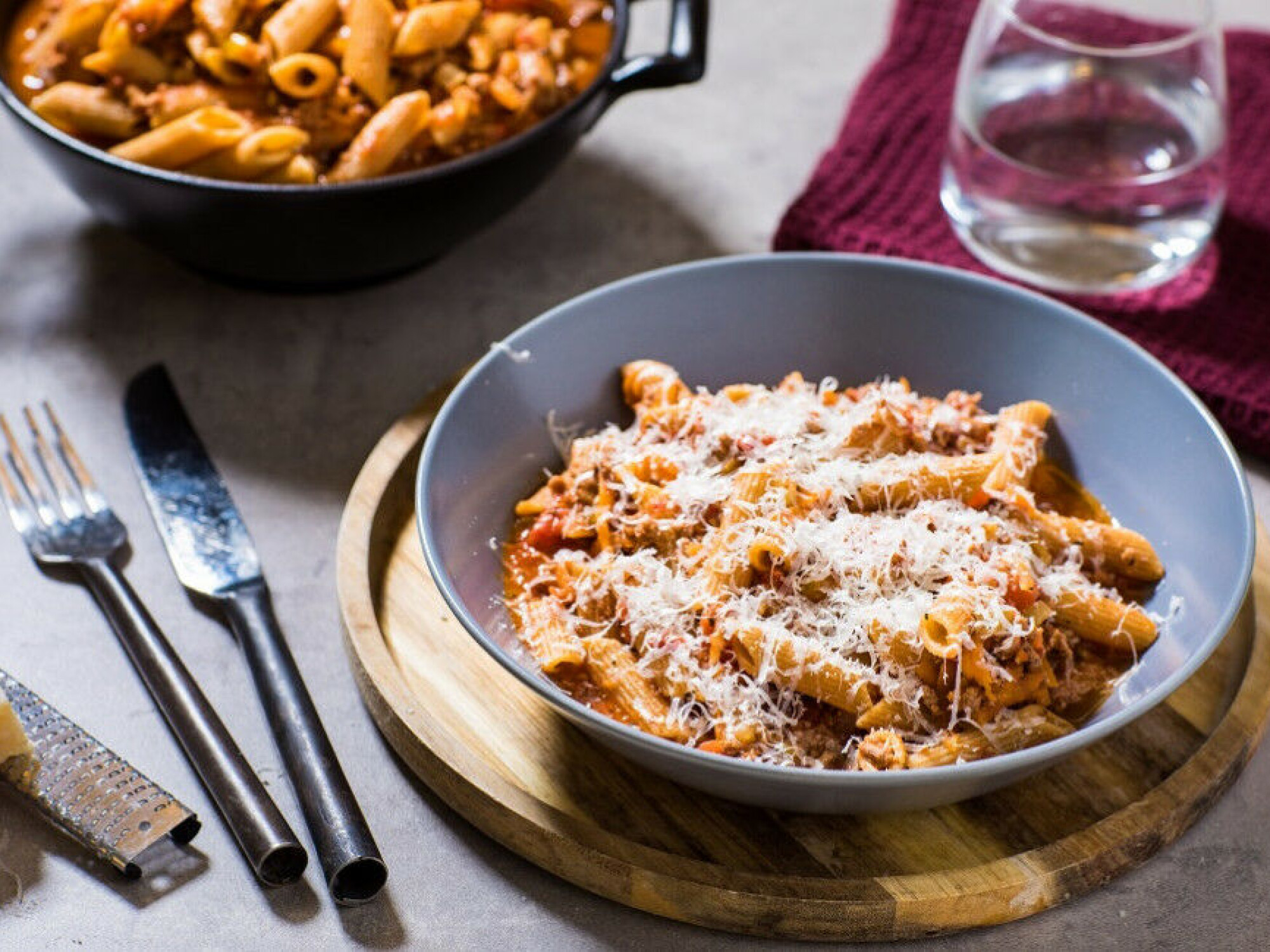 Prøv denne one pot-pastaen du også – en kjapp, enkel og smakfull middag som (nesten) lager seg selv på under en halvtime!