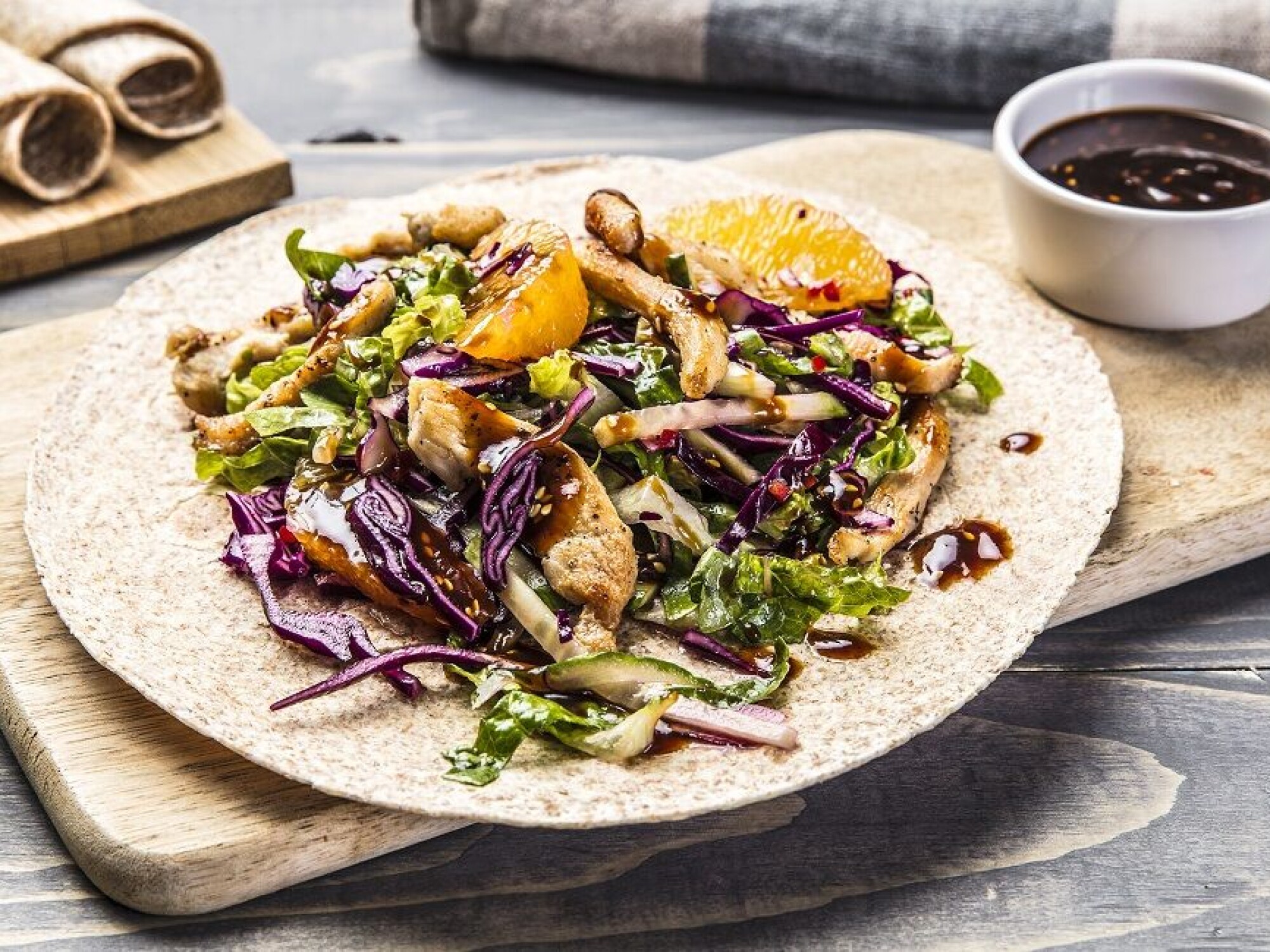 Kyllingwraps med frisk rødkålsalat og hoisinsaus – enkelt og godt til hele familien.