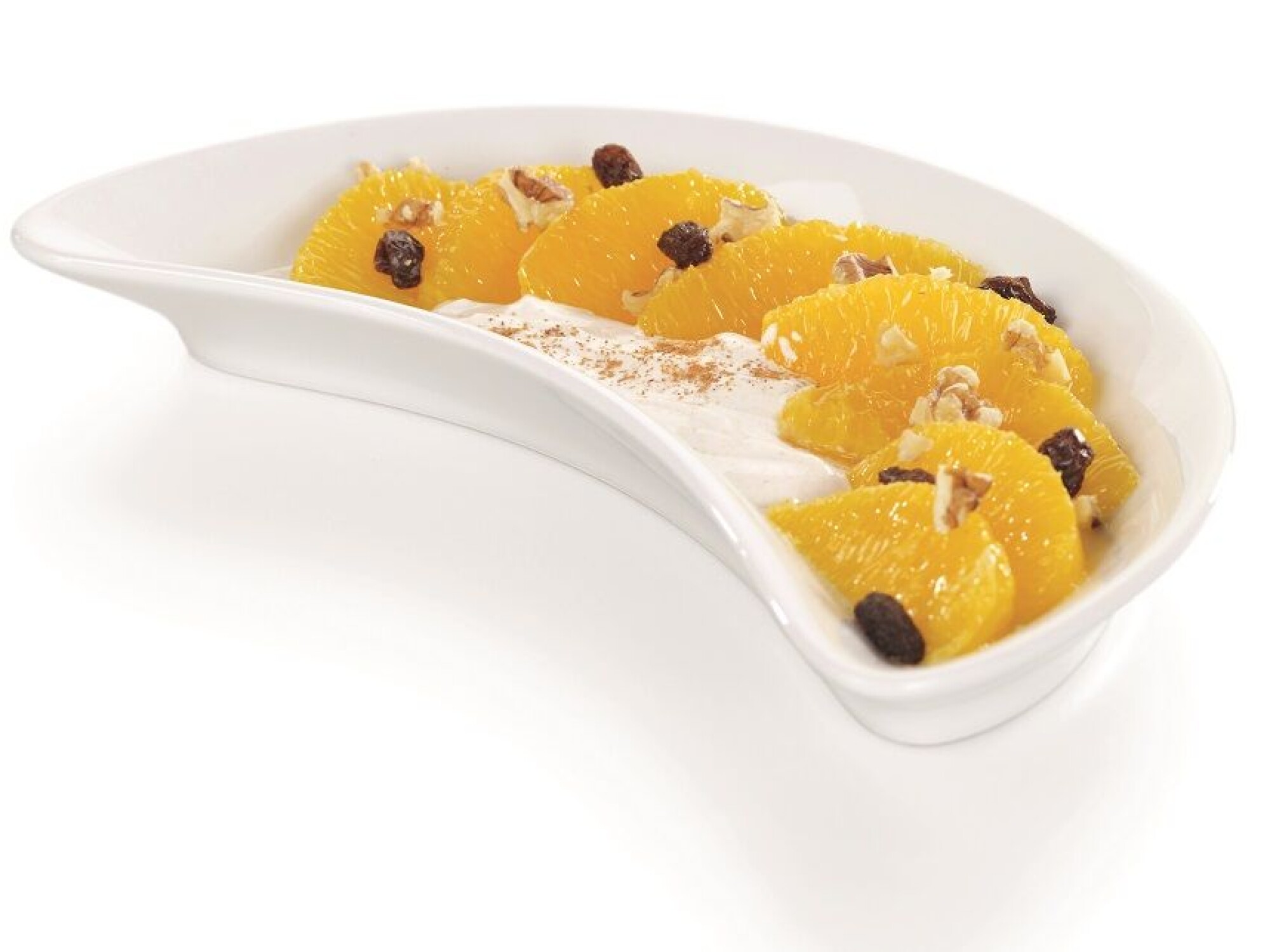 Denne friske appelsinsalaten med appelsin, valnøtter og vaniljekesam finner du på roede.com