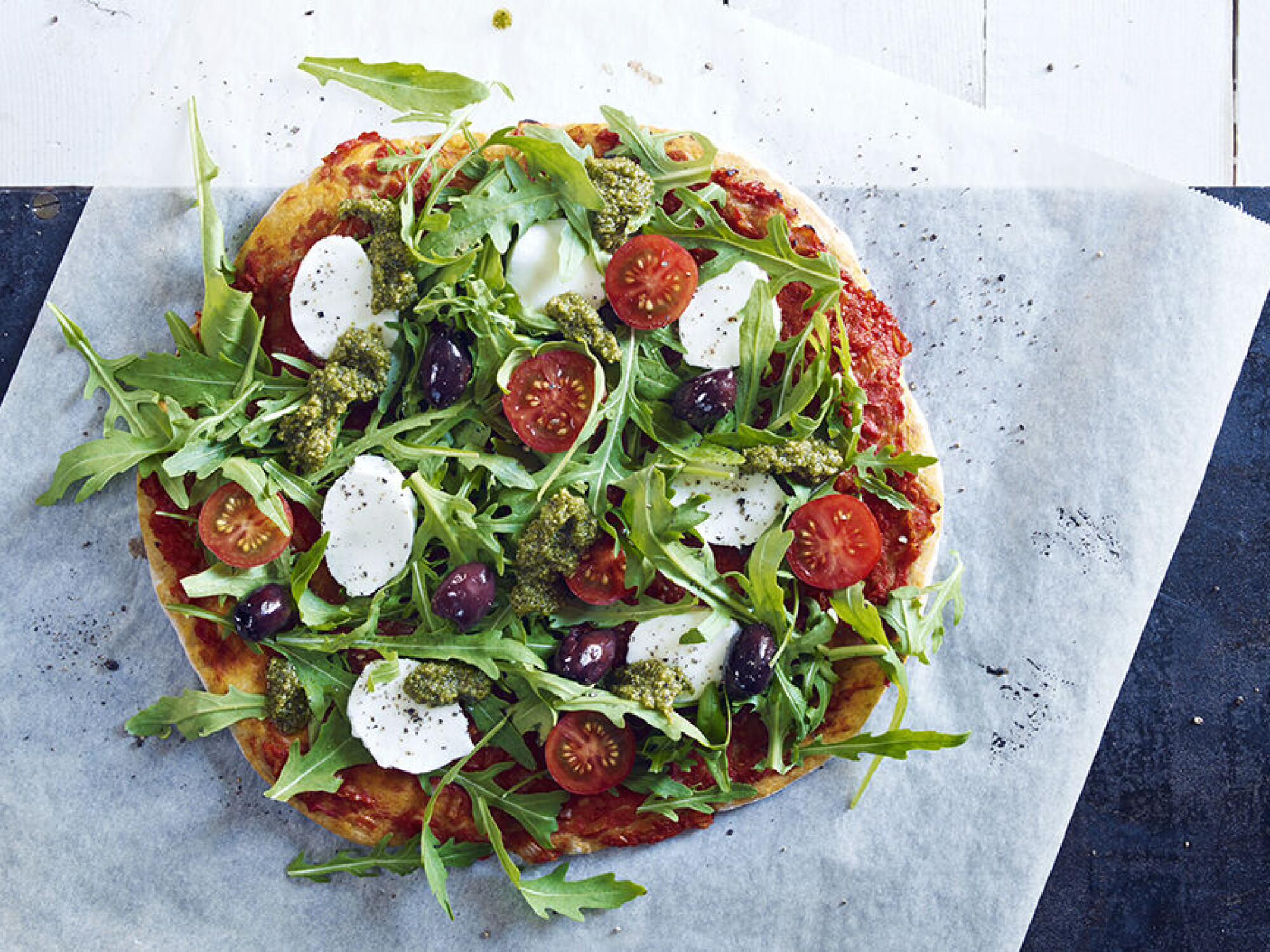 Pizza med mozzarella og pesto.