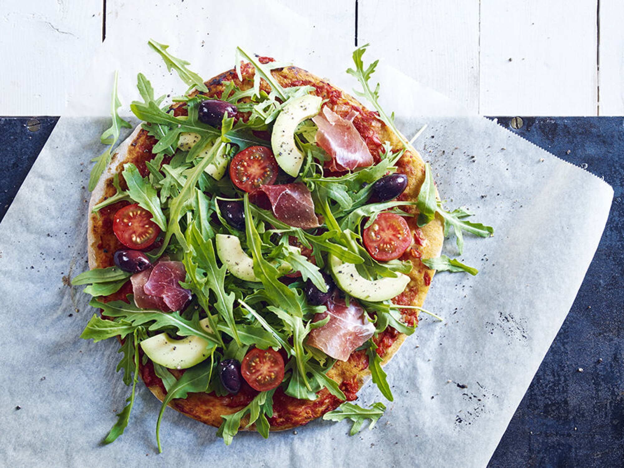 Pizza med spekeskinke og avokado.