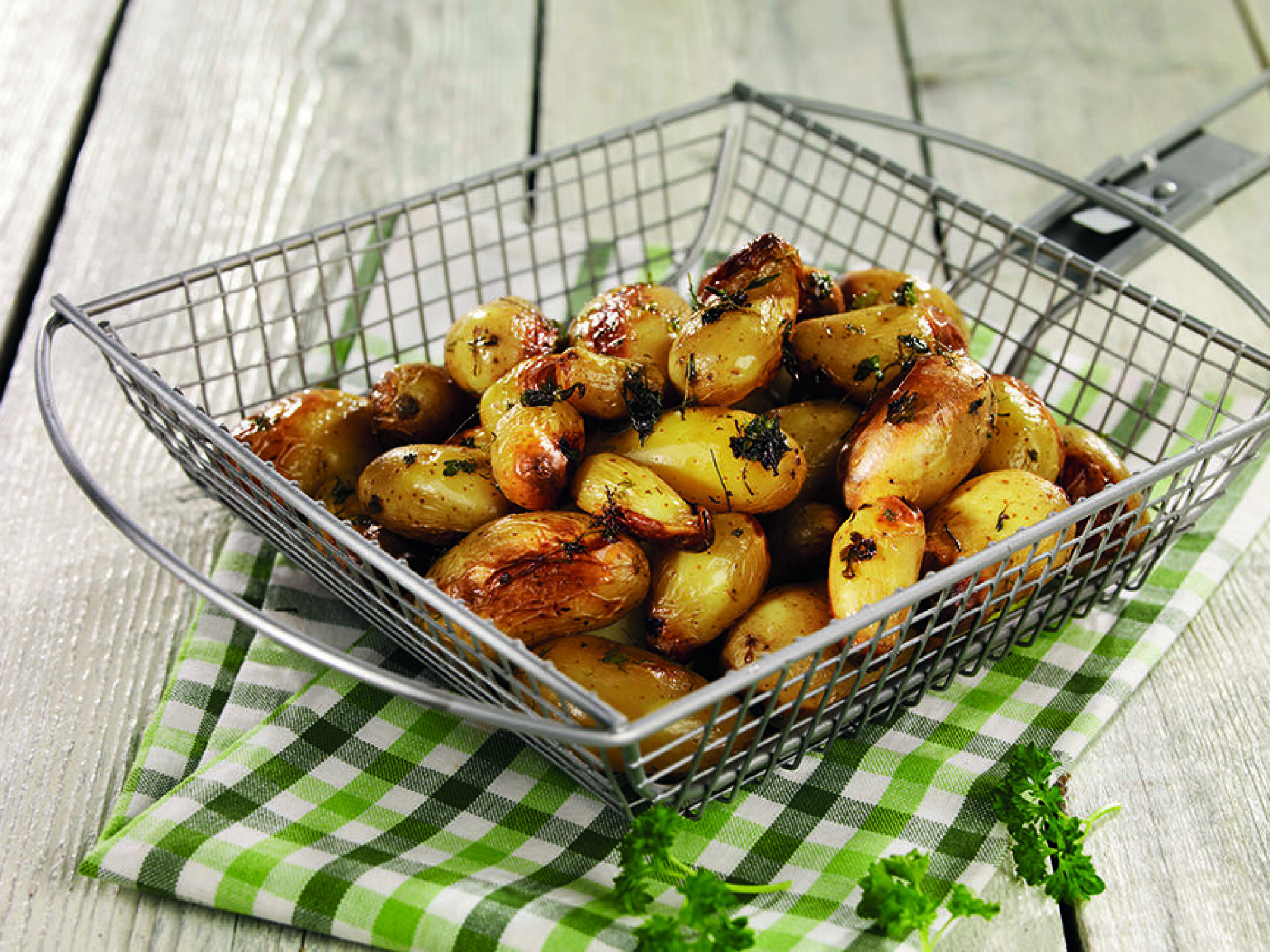 Små nypoteter smaker fantastisk godt fra grillen. Forkok dem litt om du vil spare tid.