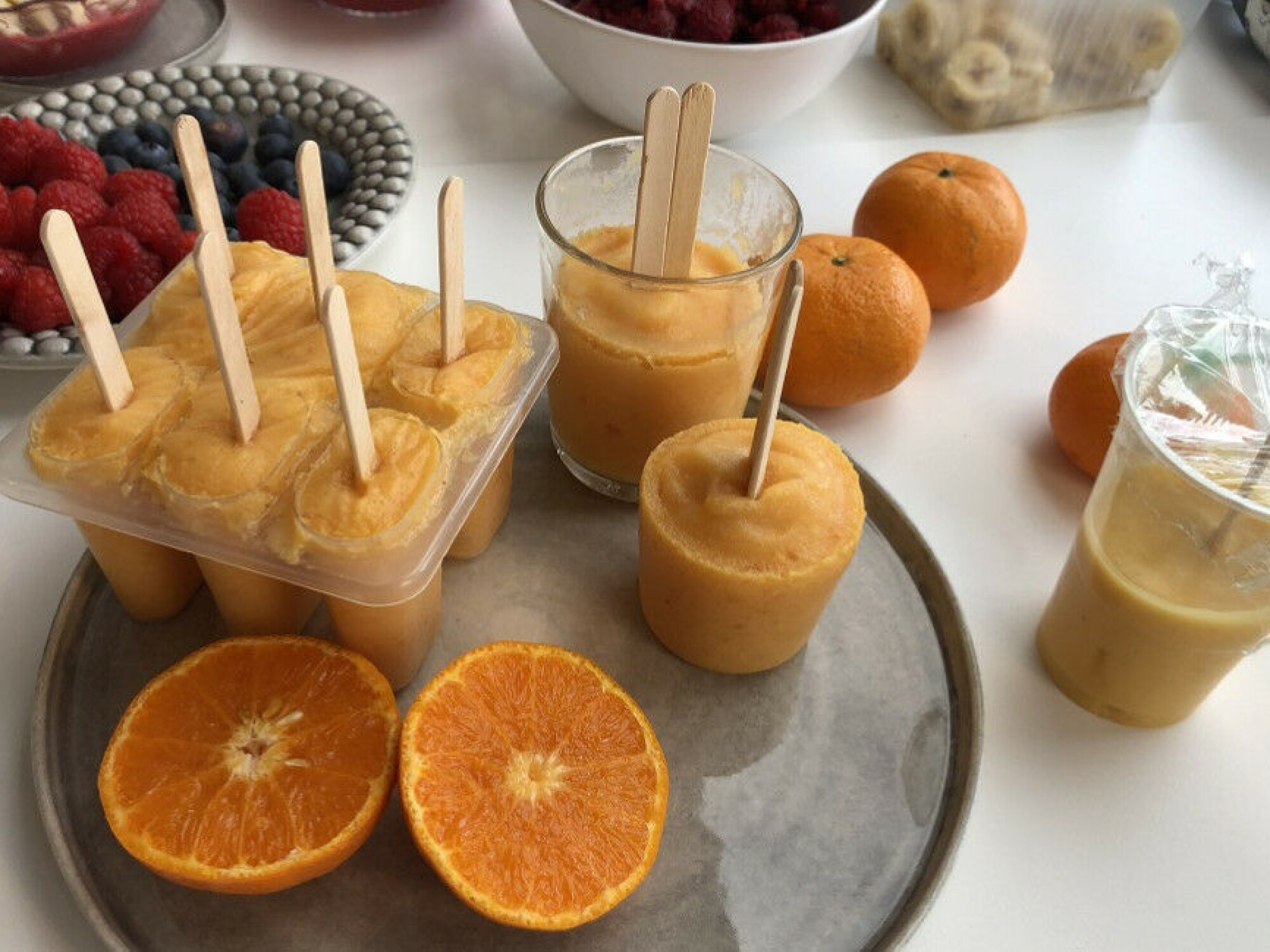 SMOOTHIE IS: En frisk og deilig ispinne laget av frossen smoothie.