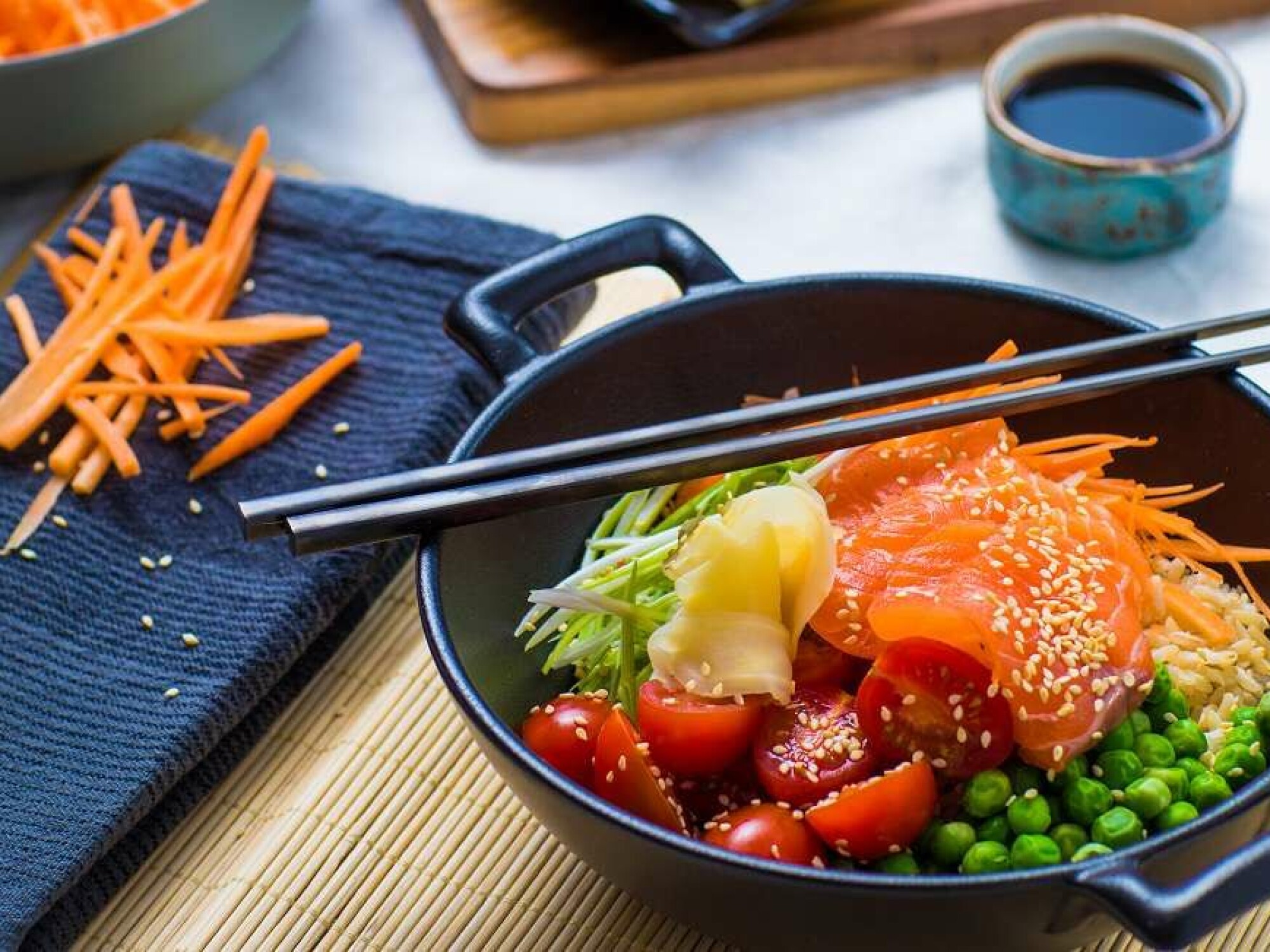 Sashimibowl med lakseloin, fullkornsris, syltet ingefær og ponzusaus.