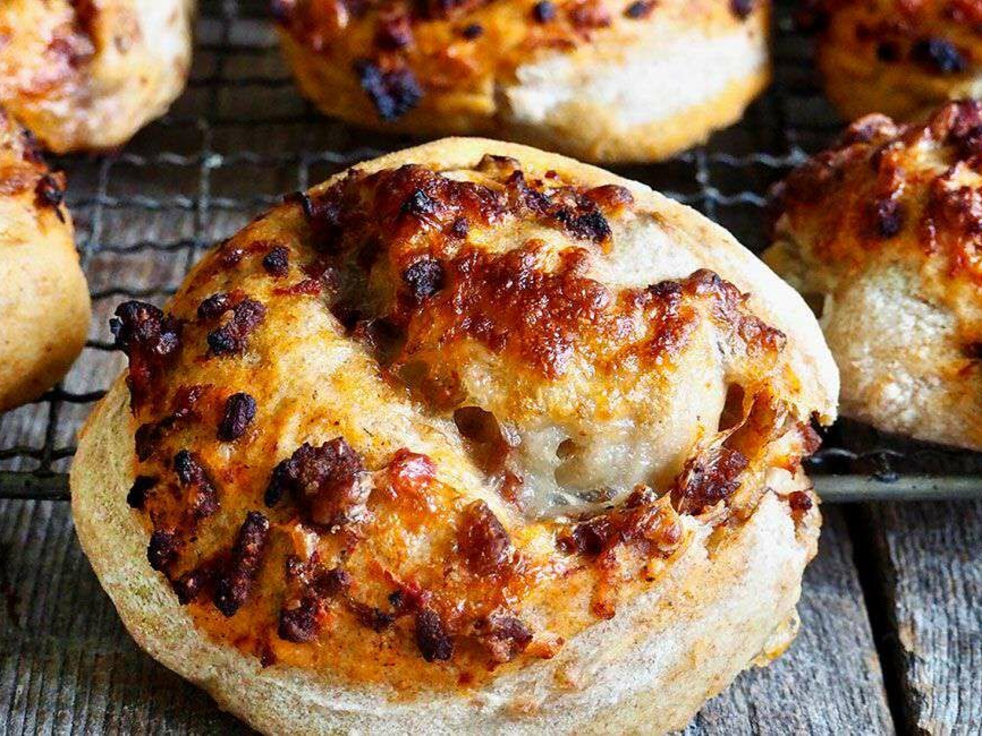 UT PÅ TUR: Sett en eltefri deig kvelden før så går det raskt å bake PIZZASNURRER til turmaten.