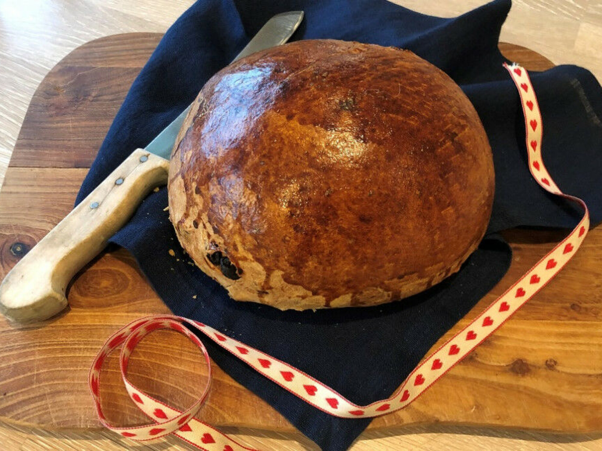 HJEMMEBAKT JULEKAKE: Kan fylles med rosiner, sukat, korinter og nøtter – bruk det du liker best!