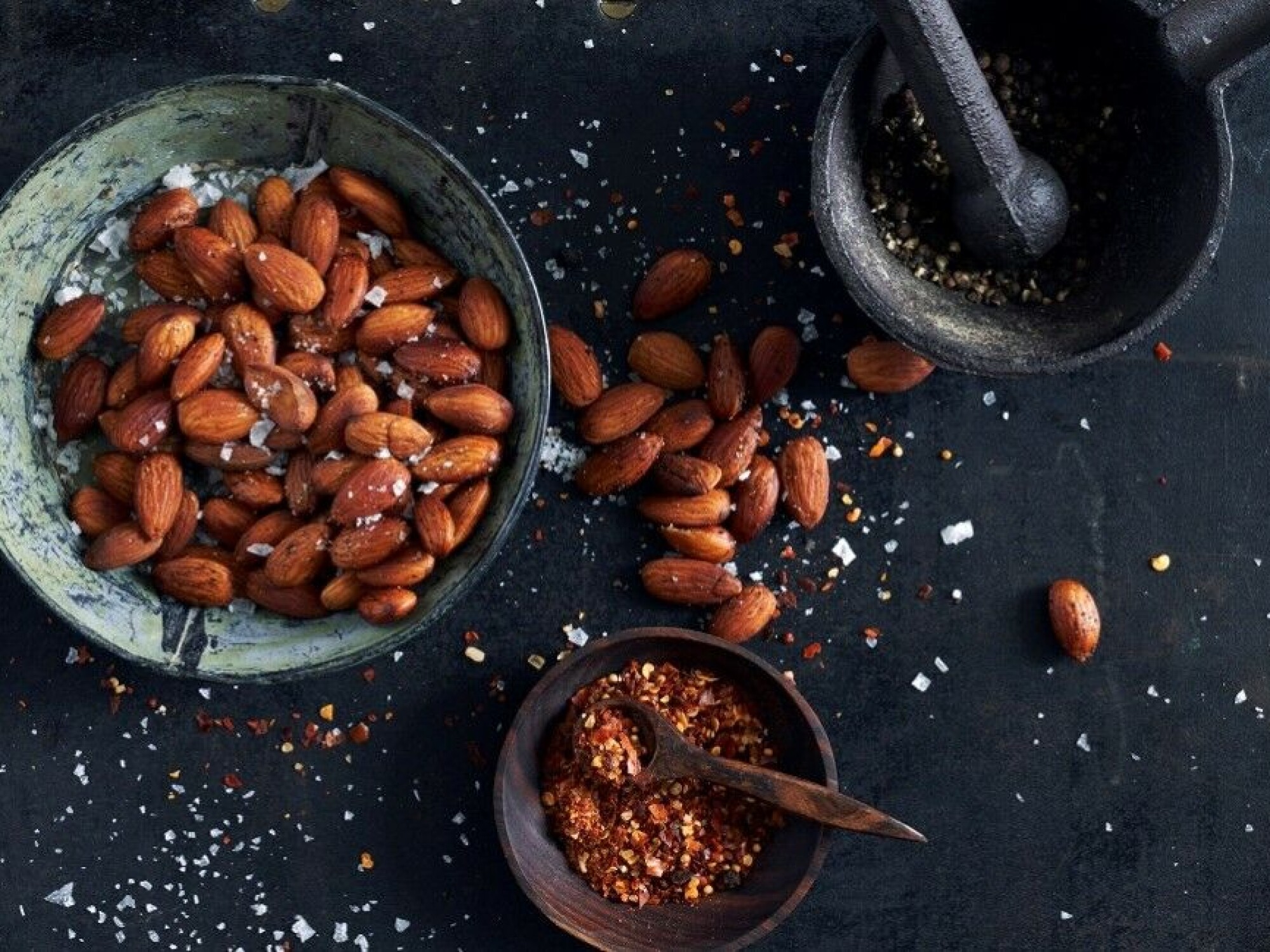 BRENTE MANDLER: Julens enkleste snacks med en krydret vri.