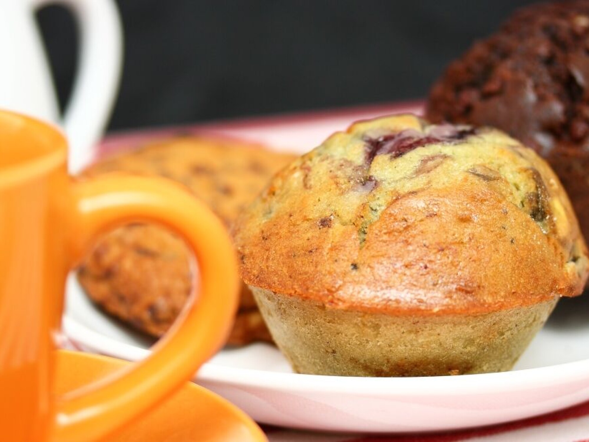 Dersom jeg har gode matvarer tilgjengelig, så merker hvertfall jeg at det er lettere å plukke med meg en gulrot eller to på 50 kcal til pulten min i stede for 1 muffins på 400kcal.