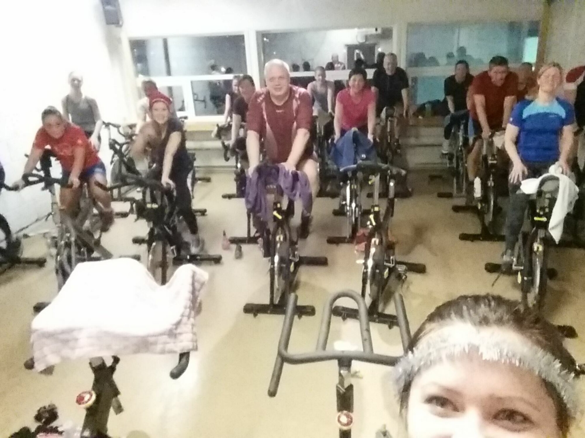 Spinning er god oppvarming. Dette bilde er fra julespinning på Klæbu Treningssenter. Mange av deltakerne ble med på en styrkeøkt etter spinningtimen.