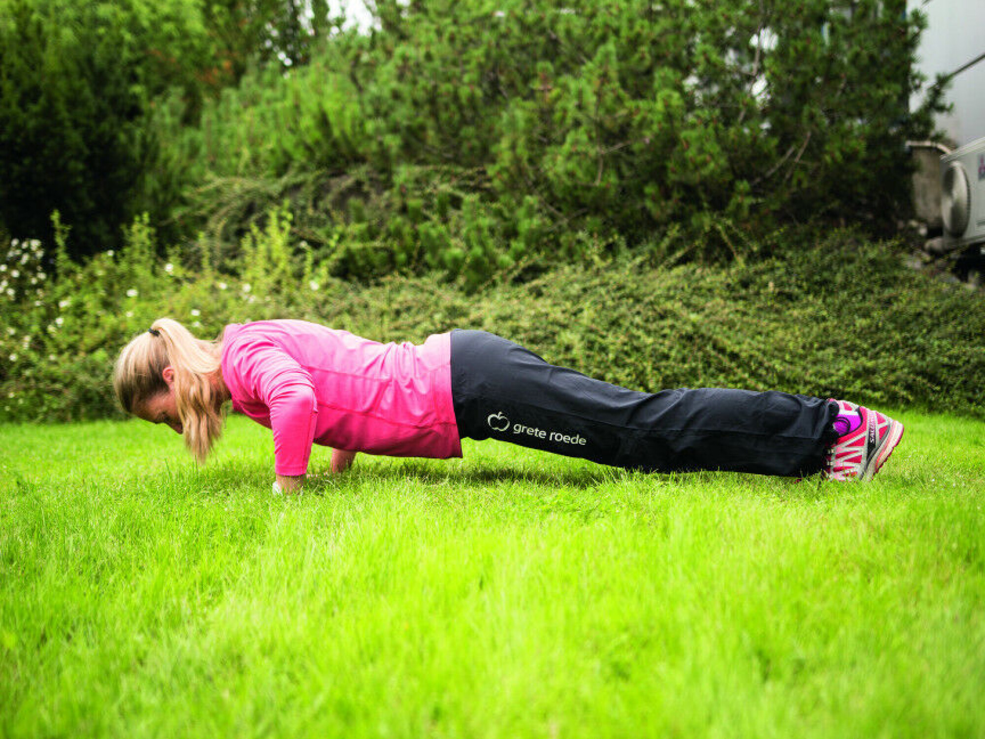 Push- ups (trener bryst og armer). Stå på knær eller tær. Ha et skulderbredt grep eller litt bredere. Senk kroppen mot gulvet og press tilbake, uten å knekke i hoften. Kan også gjøres mot en vegg.