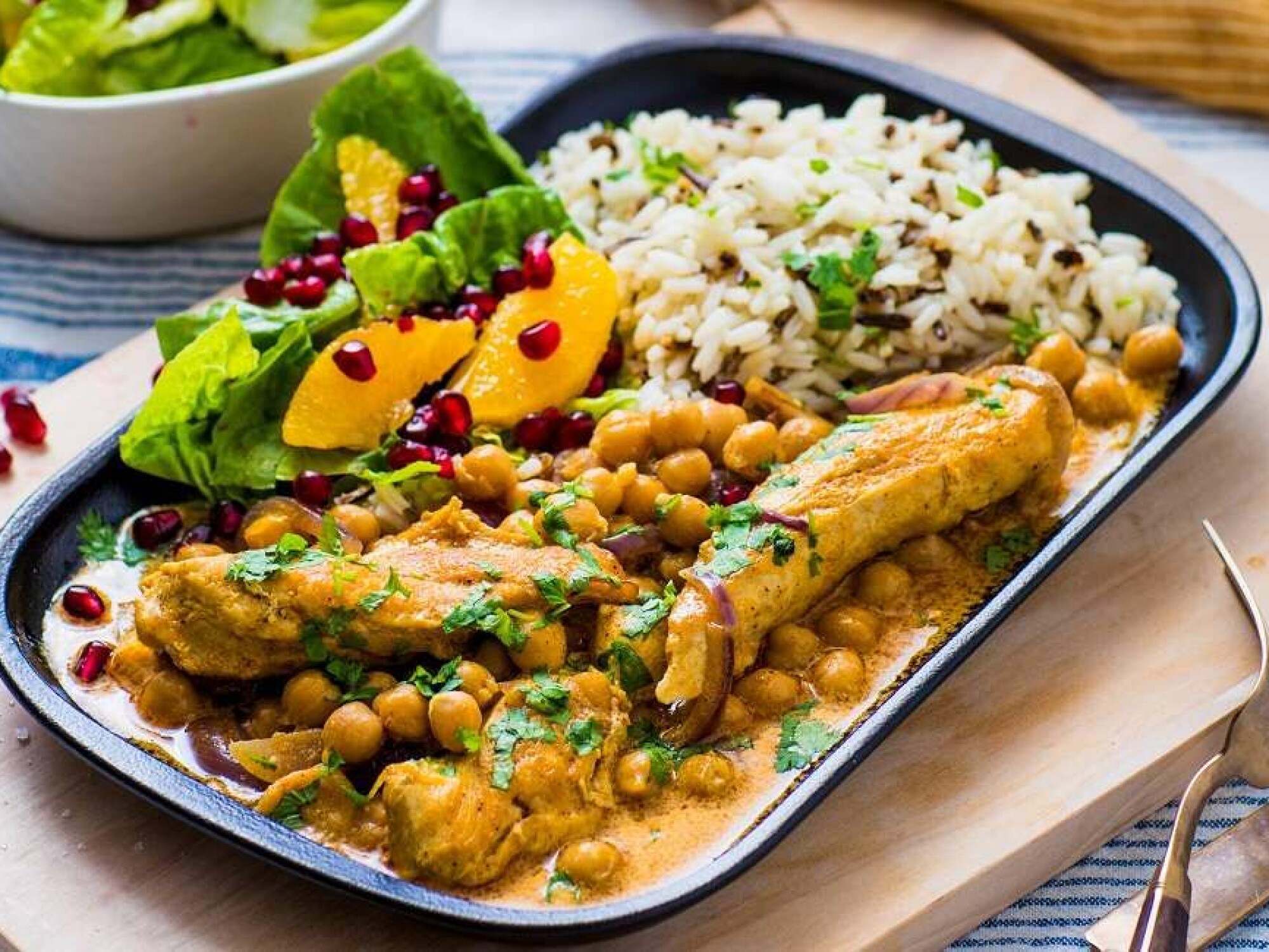Eller kanskje teste ut denne deilige og spicy kyllingretten med frisk appelsinsalat?