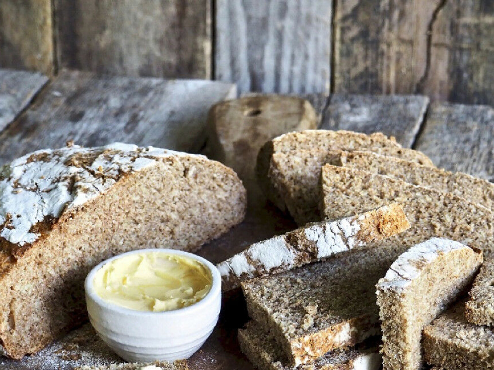 Dette er et luftig og saftig brød med sprø skorpe, rustikt utseende og god smak.