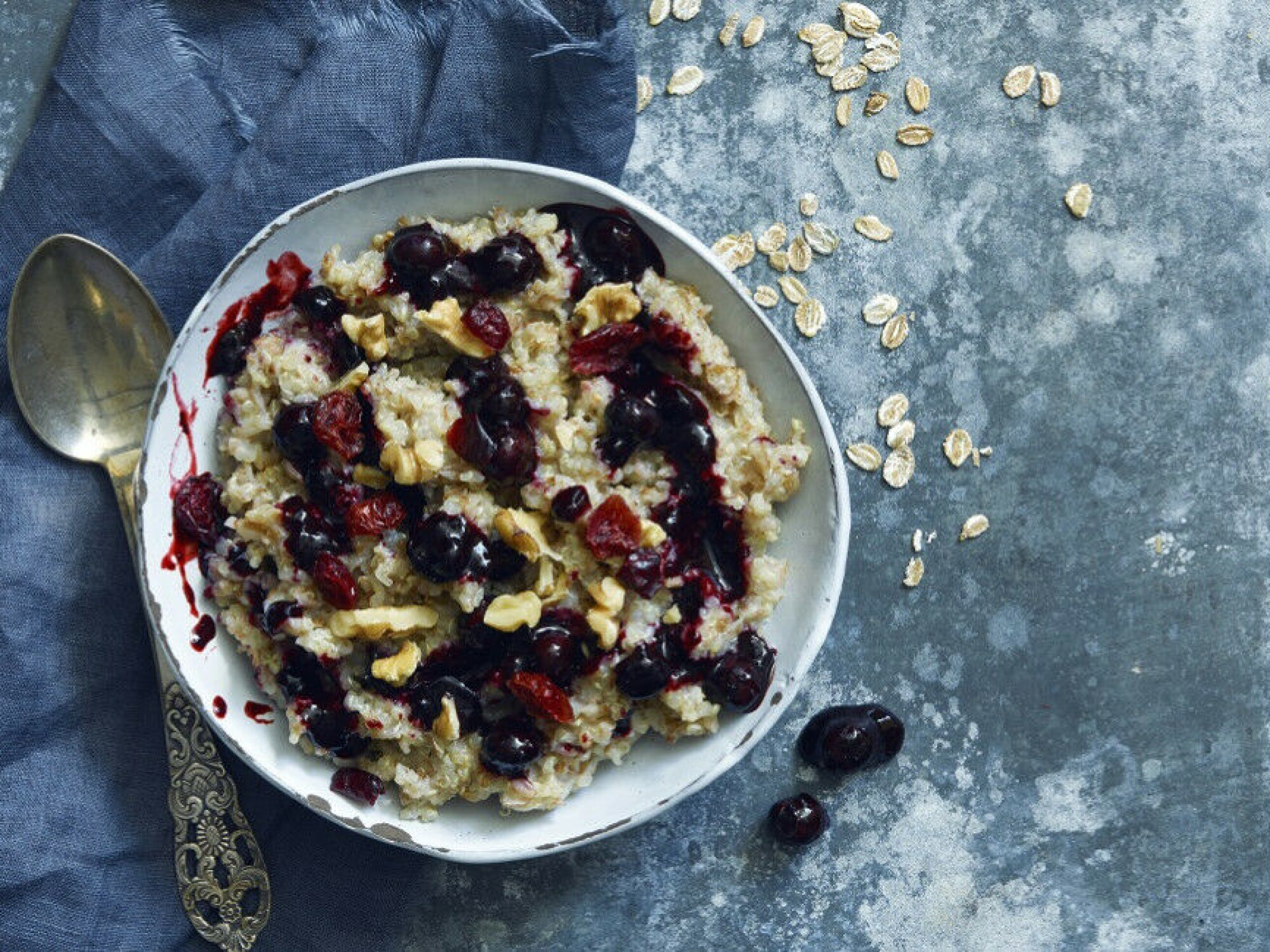 Lag en smakfull og næringsrik grøt til frokost av rug og quinoa, og topp den med nøtter og bær. Smaker veldig godt og holder deg mett lenge. Foto: Inkognito