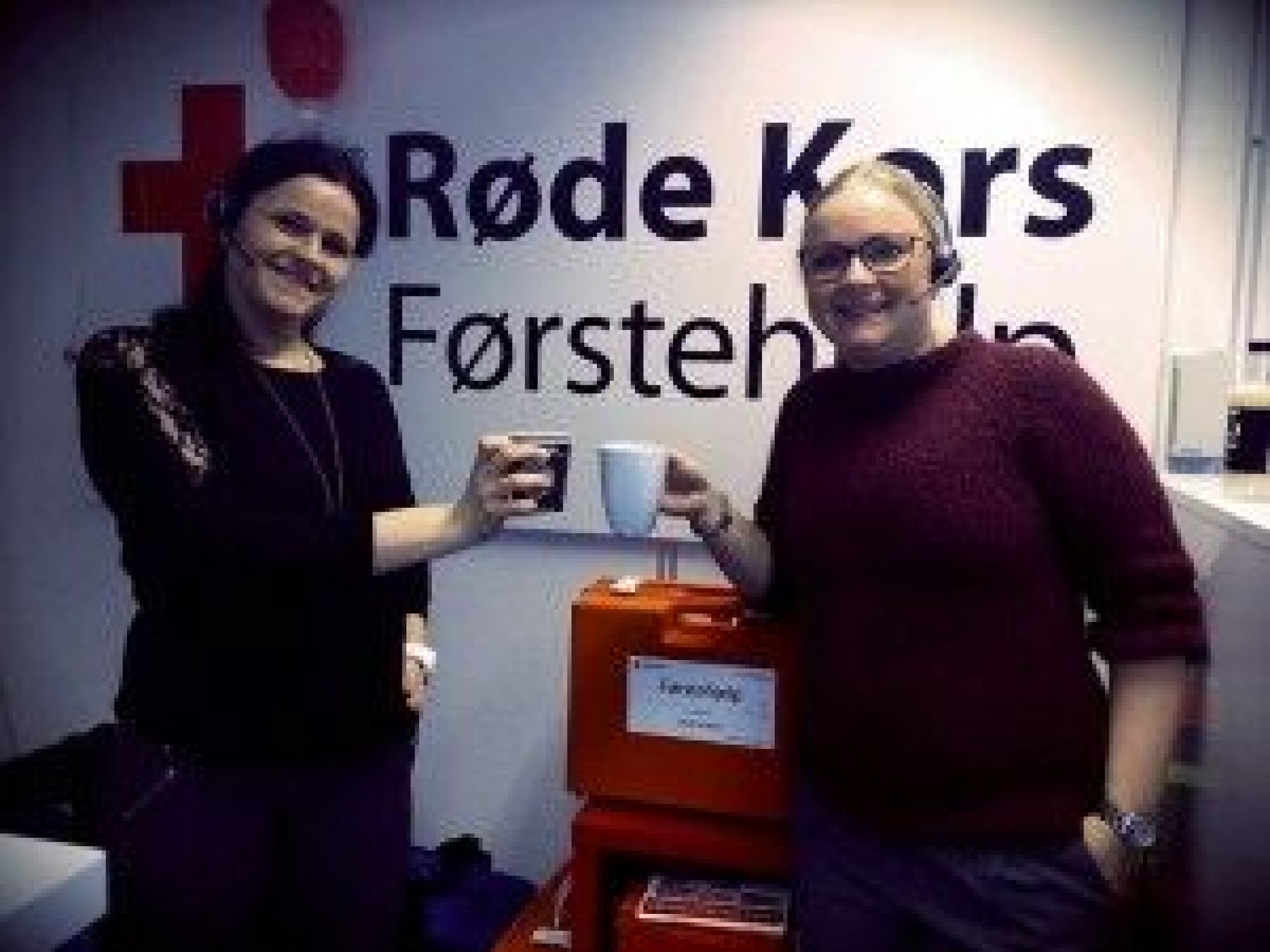 En kopp kaffe, God-morgenklem og en liten snakkis er en perfekt start på dagen:) Meg og kollega Elisabeth på Røde Kors Førstehjelp.