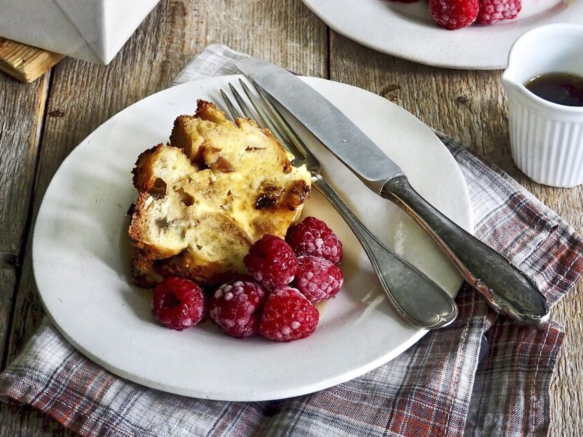 Lurer du på hva du kan bruke brødrester til? Arme riddere (French toast) med bringebær er et godt alternativ – her fra boken “Eltefri bakst”.