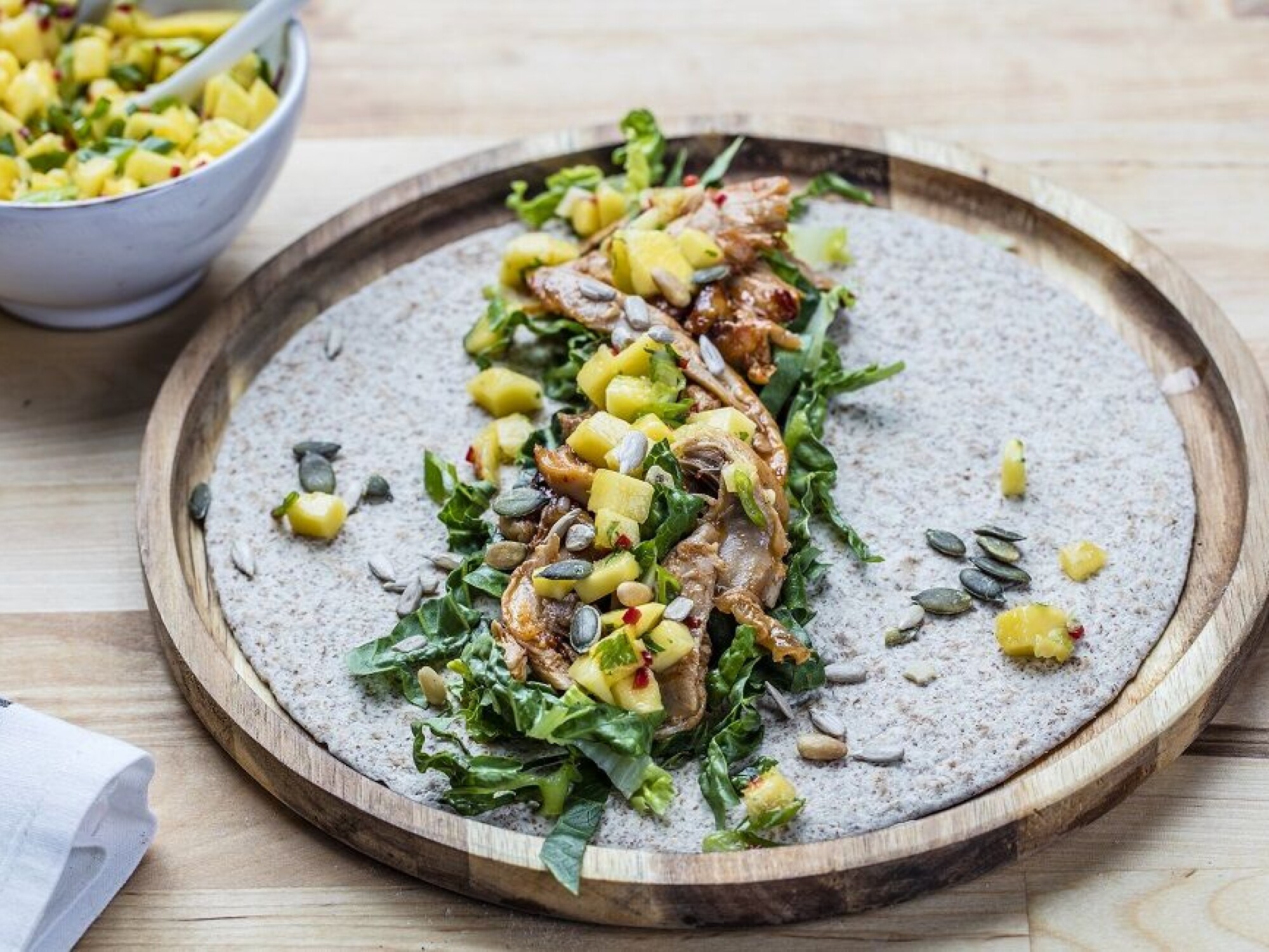 Pulled kylling med mangosalsa og tortillalefse.
