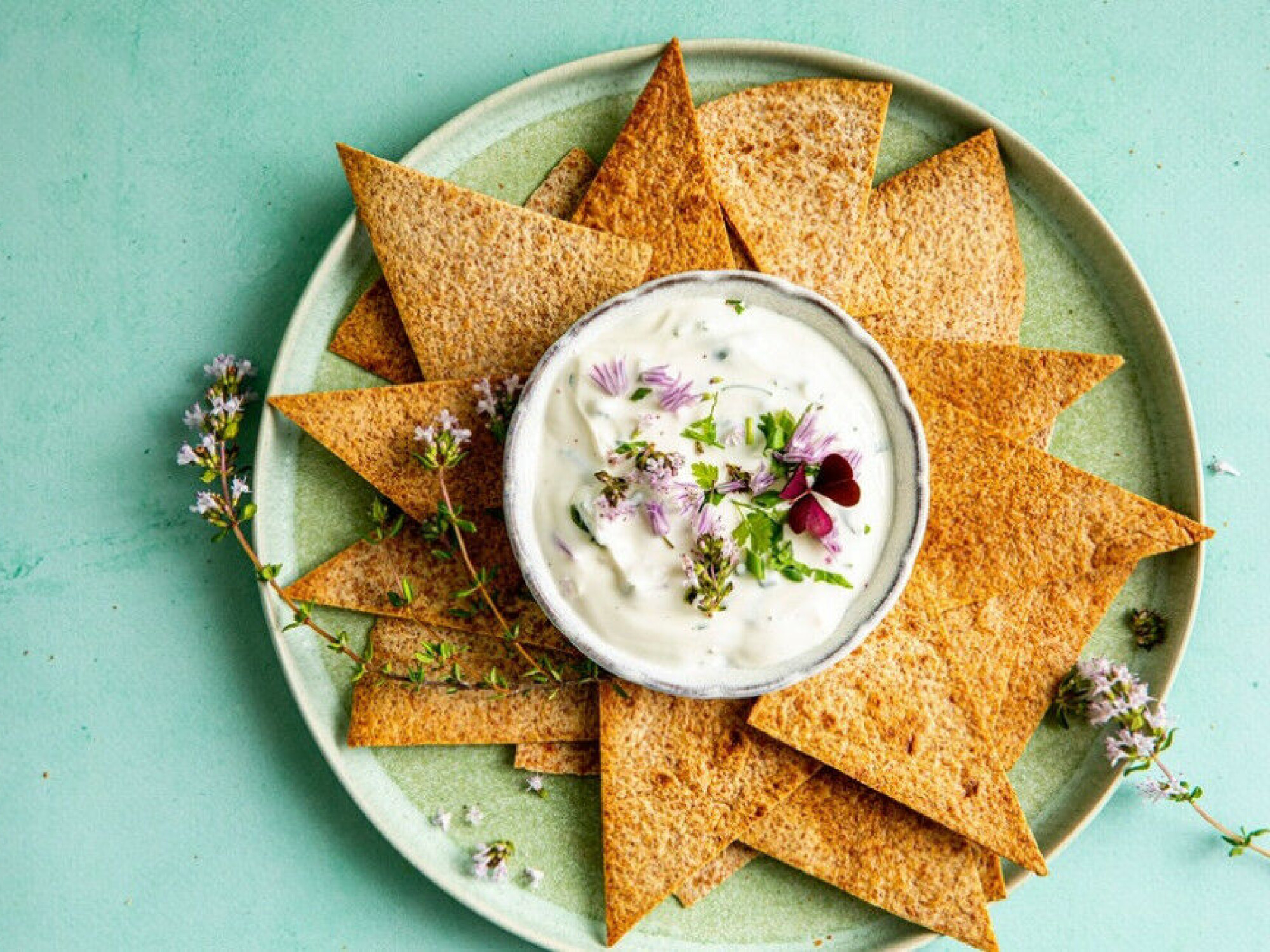Hjemmelaget tortillachipos med urtedip – her har jeg blandet både finhakket timian, koriander, kjørvel, gressløk for å nevne noen.