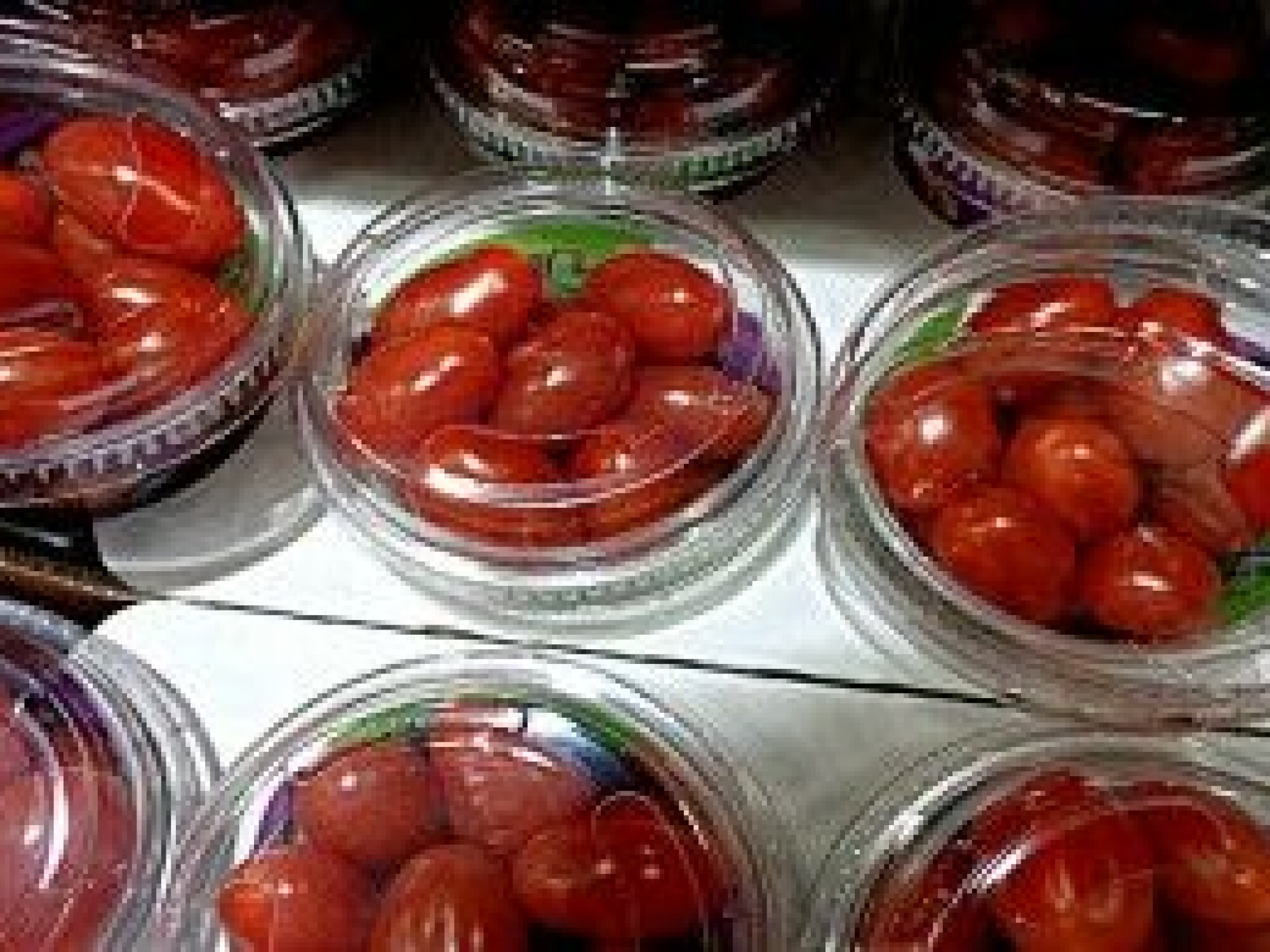 Plommetomaten: Søt og god, sunn og kalorifattig. Et slikt beger tar ikke stor plass, og er greit å ta med seg.