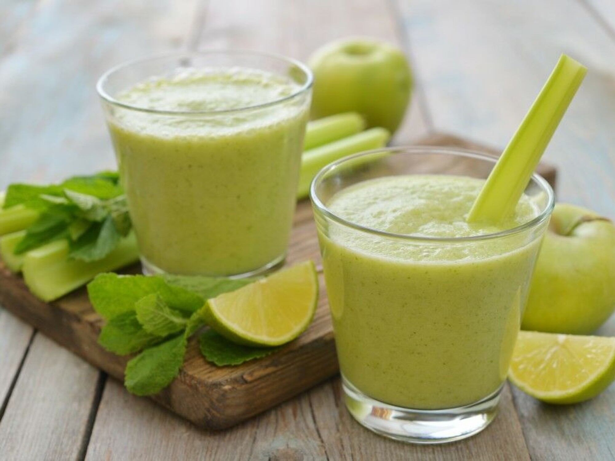 TIPS: Smoothie trenger ikke bare bestå av frukt og bær – prøv gjerne med grønnsaker også – smakfullt, fargerikt og næringsrikt!