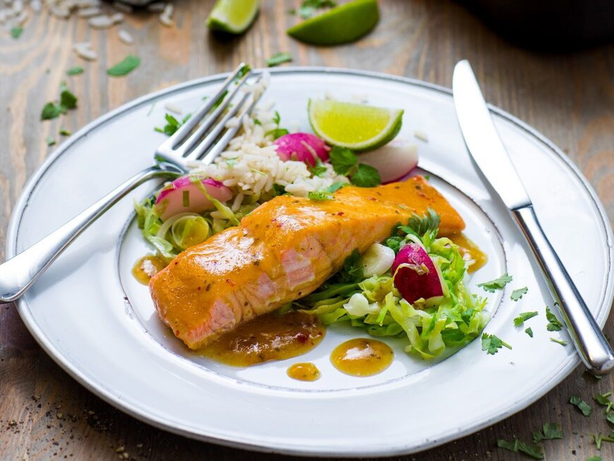 Laksefilet med pannestekt spisskål, fullkornsris og lime- og ingefærsaus.