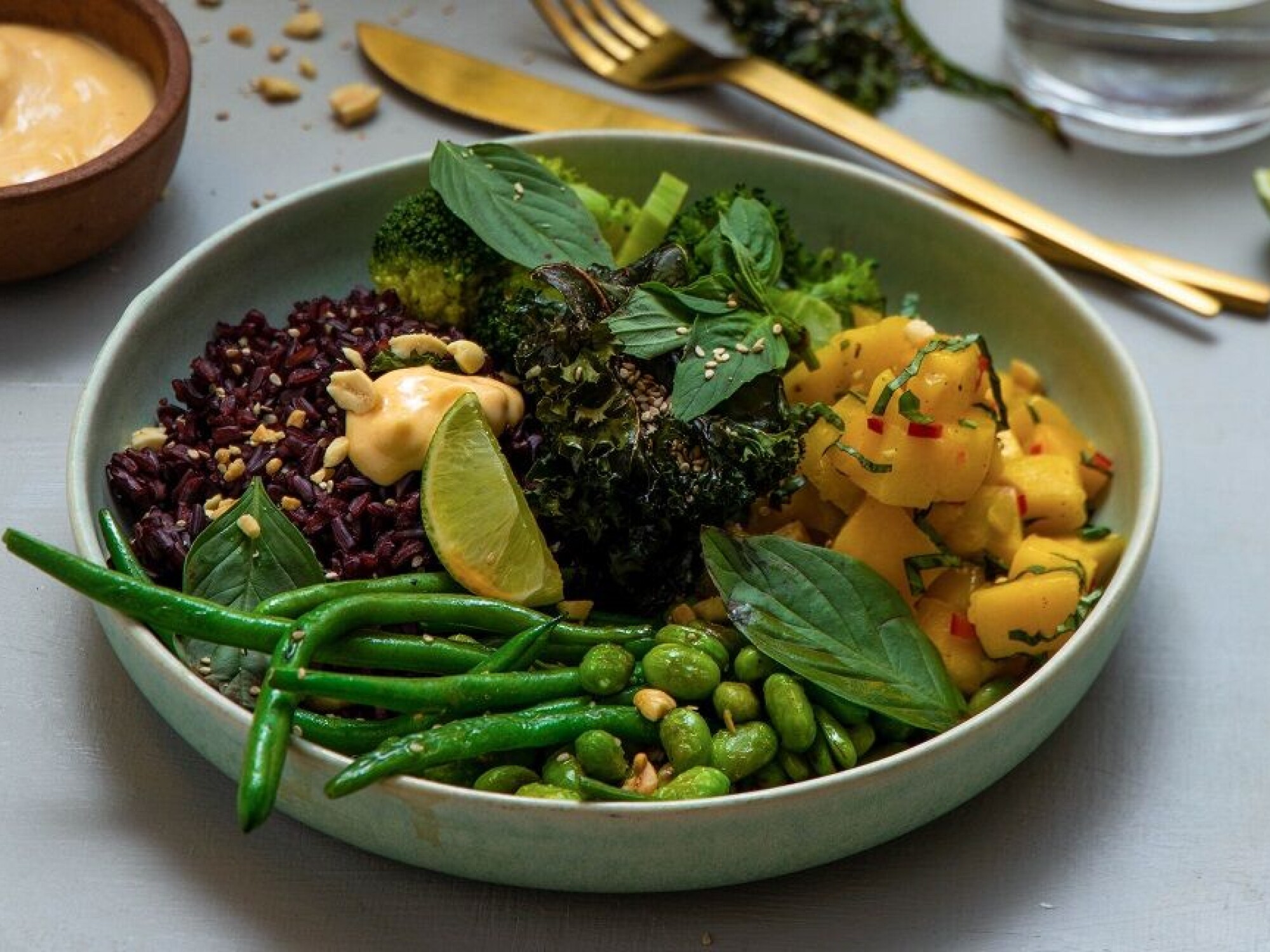 Vegetarisk bowl med sesamstekt svartkålchips, mangosalat og chilimajones.
