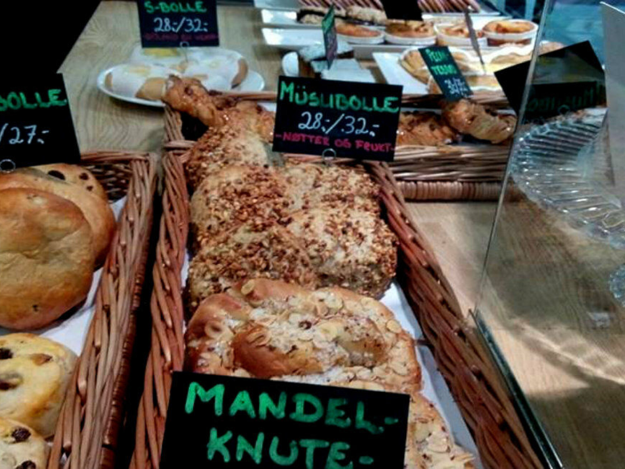 Det hender at jeg innimellom unner meg en muslibolle. Den inneholder litt mer enn bare sukker smør og hvetemel. Og litt mindre kalorier enn skolebollen.