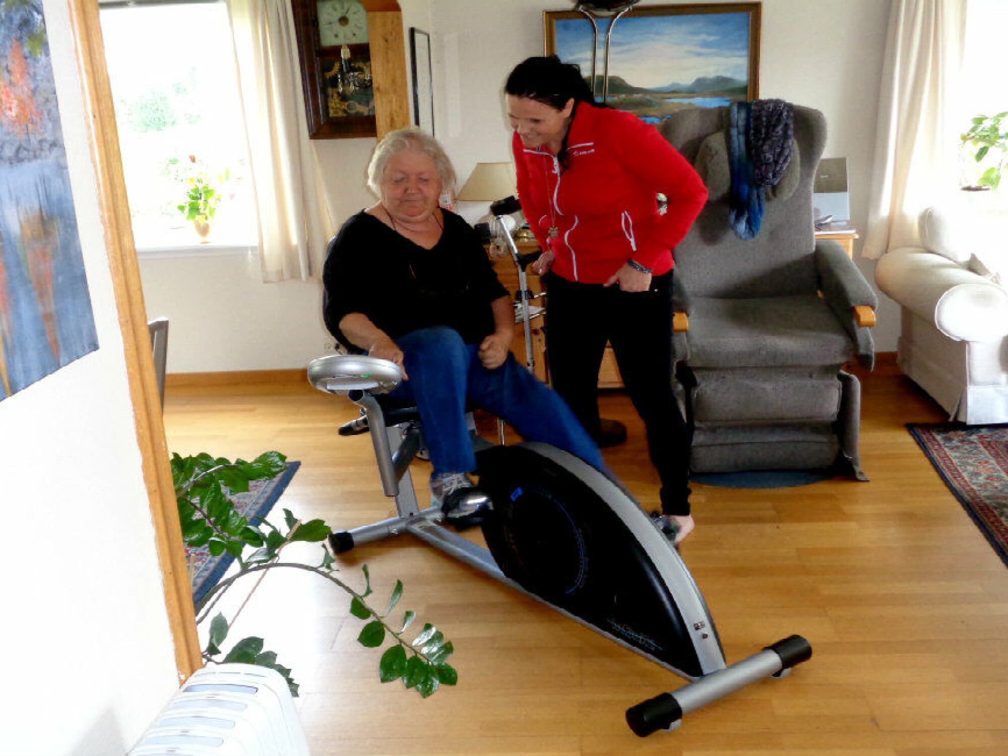 Inger viser meg hvordan skjermen virker. Hun sykler 6-8 km hver dag på sin spesial trimsykkel, som hun har kjøpt av sin fysioterapeut.
