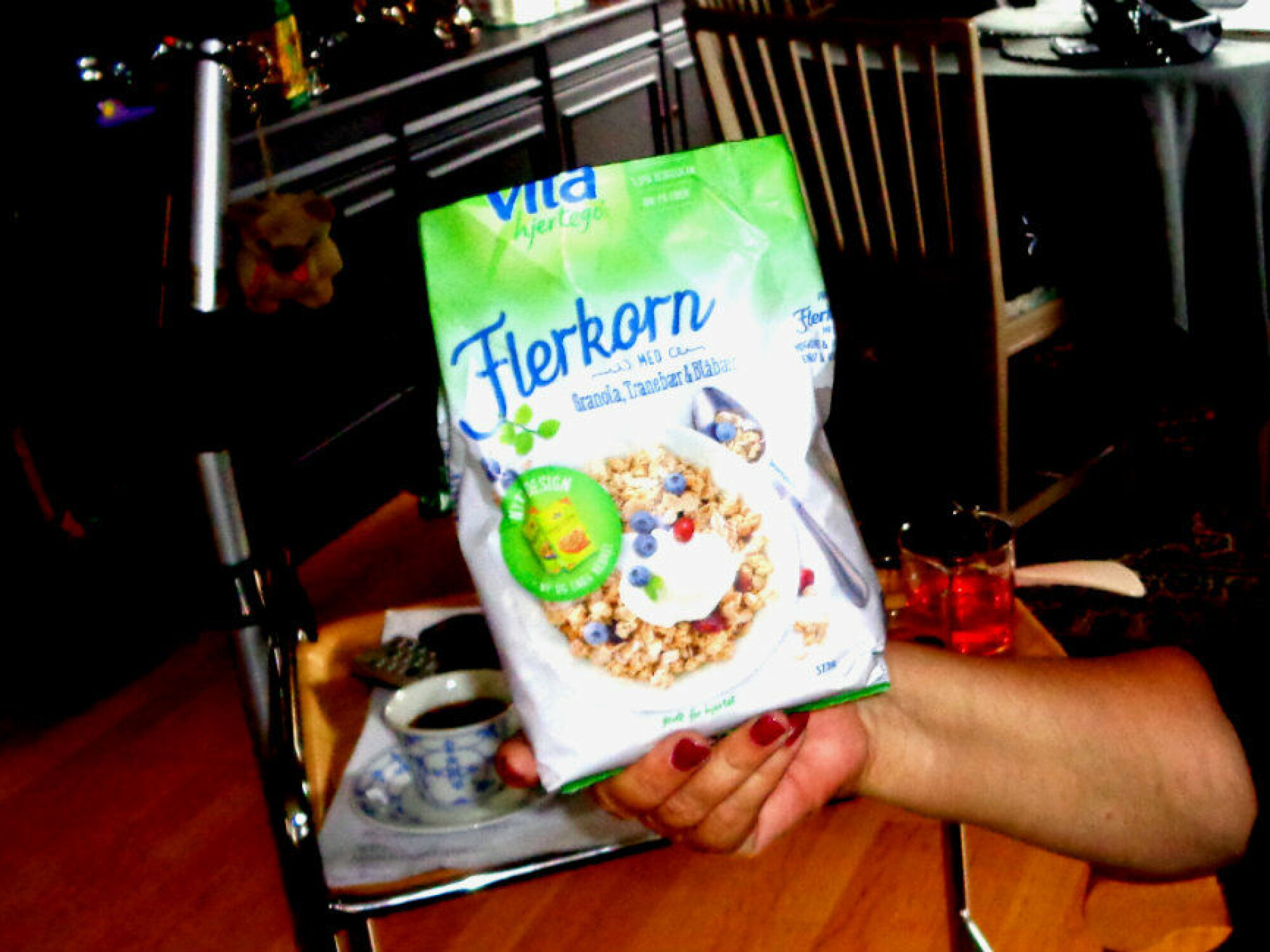 Inger viser frem et av hennes endrede valg. Denne fikk hun av sin datter, og spiser den sammen med yoghurt.