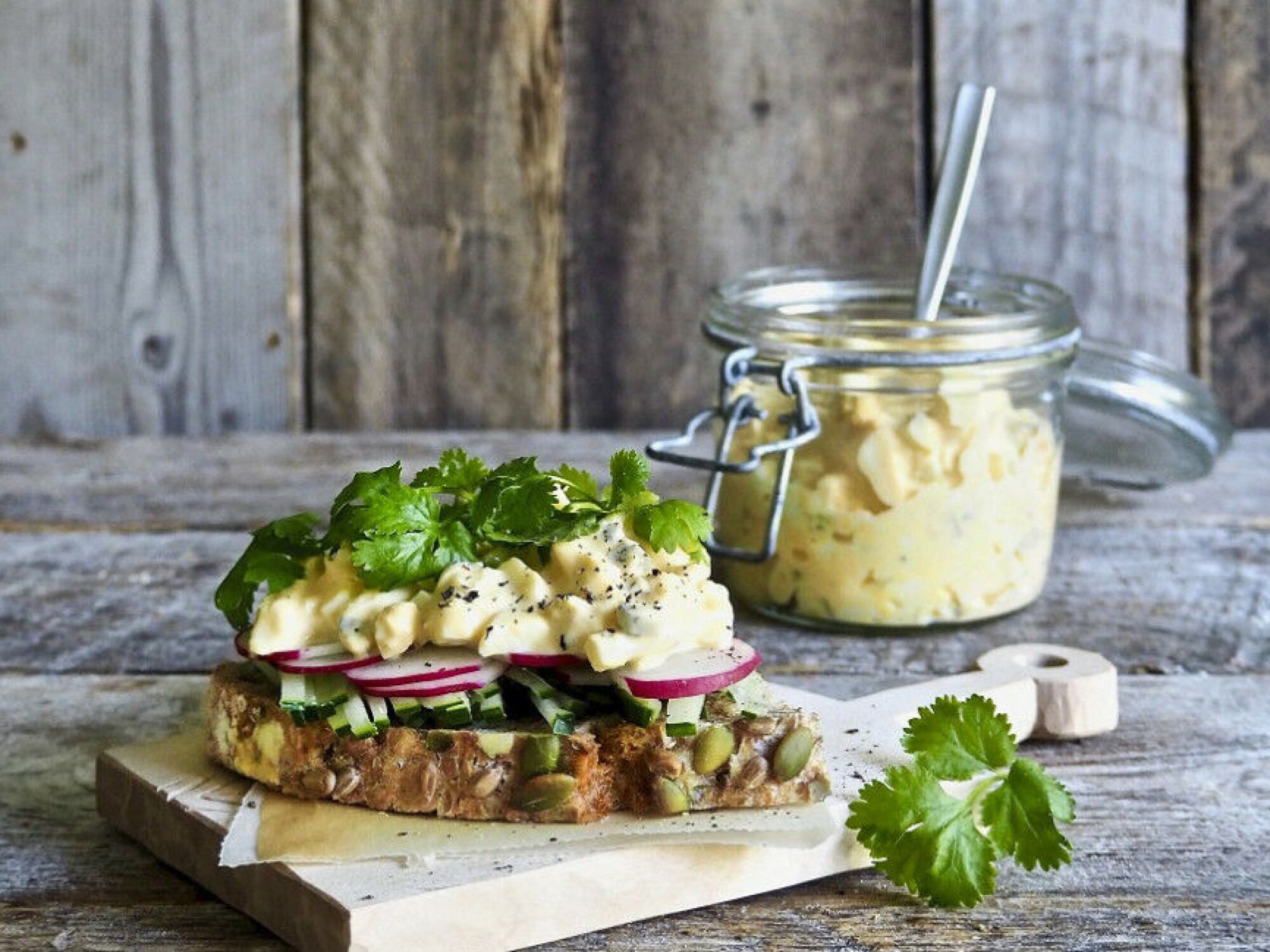 PÅLEGGSALAT: Et frisk og godt alternativ til 17. mai frokosten. Lage din egen sunne variant, slik som denne eggesalaten fra boken Eltefri bakst. Foto: Ina Janine Johnsen.