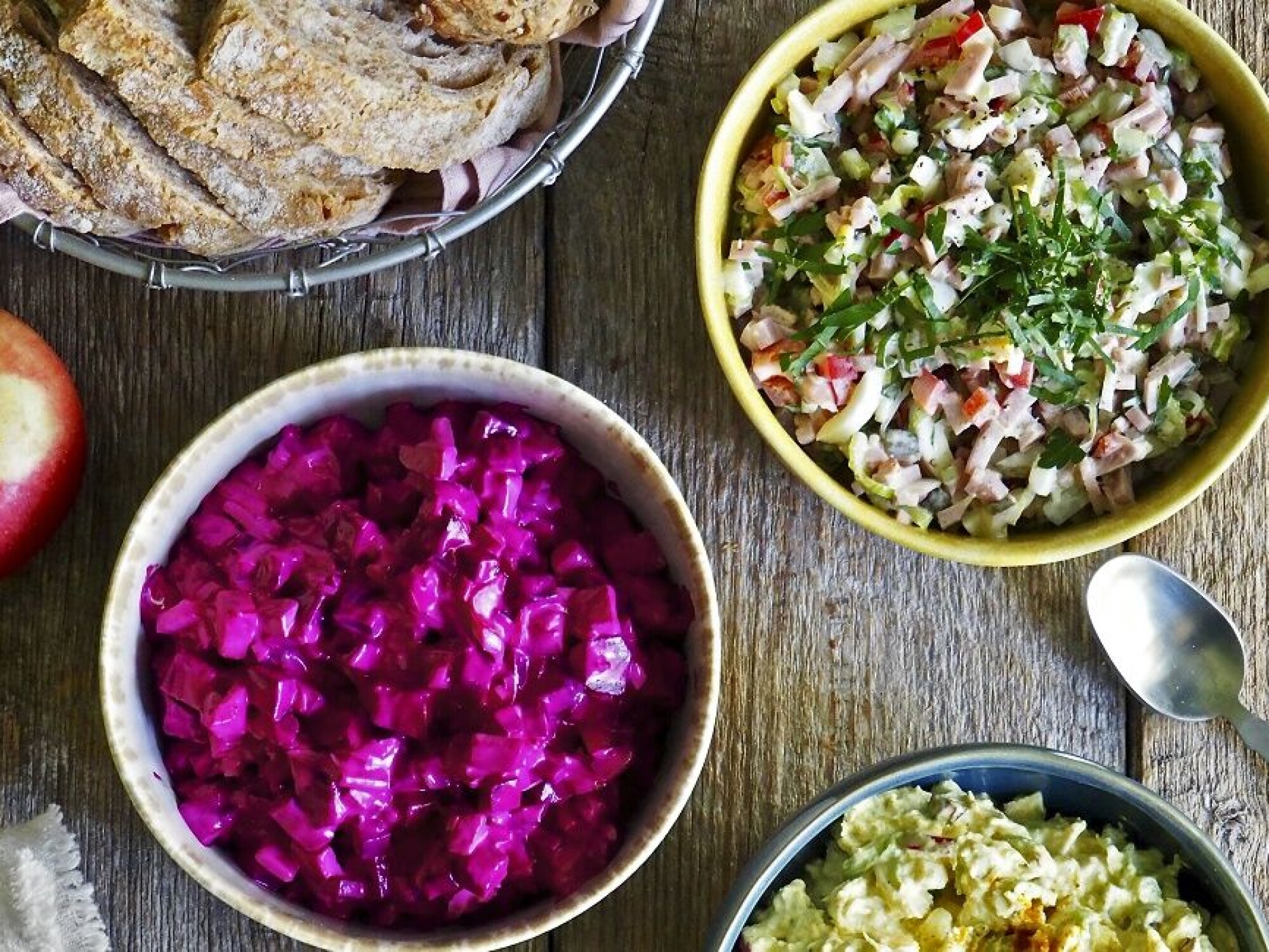Nydelig skinkesalat og rødbetsalat fra Kokeboken Eltefri bakst. Foto: Ina Janine Johnsen