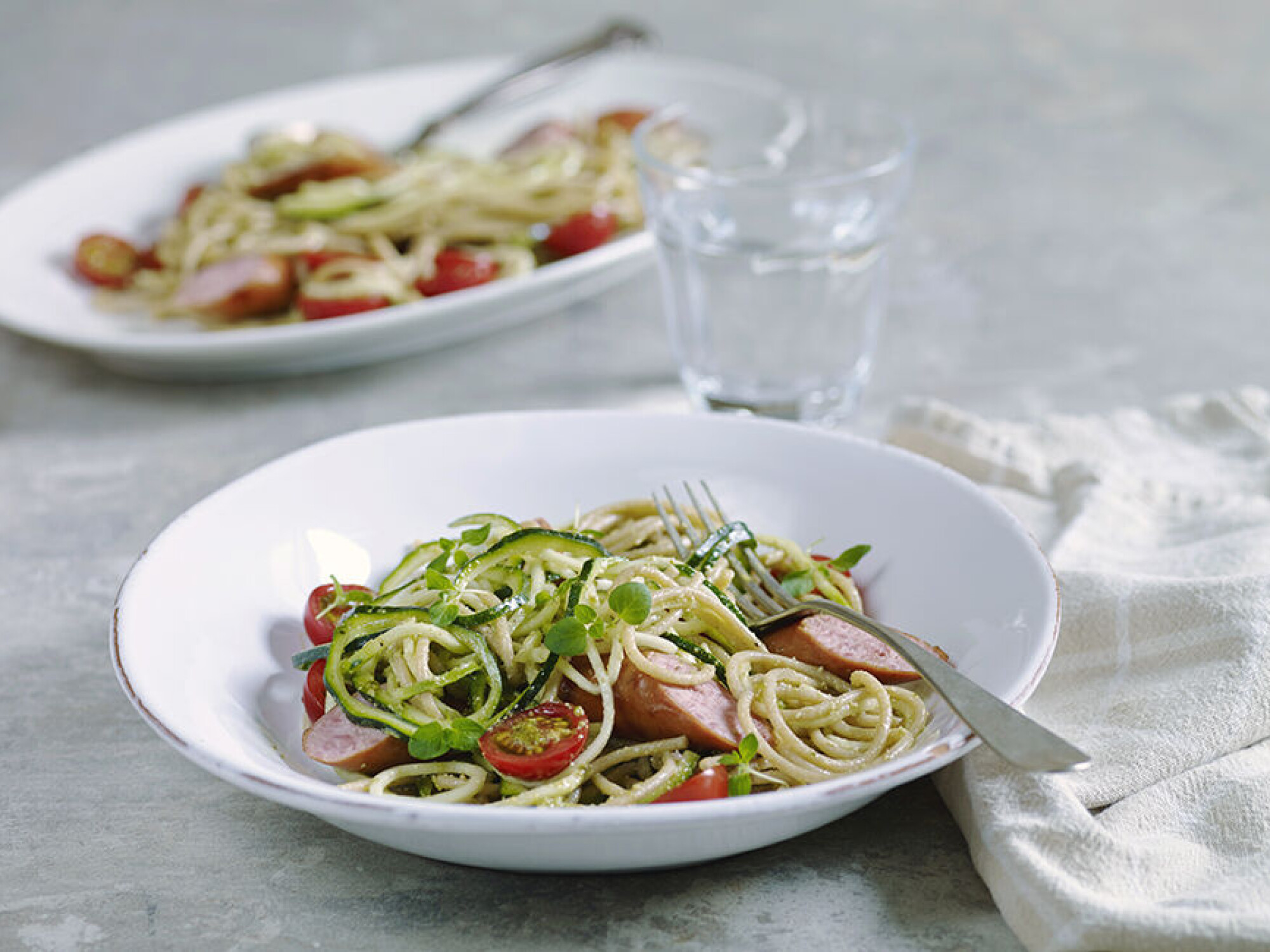 Squashgetti med pølser og pesto.