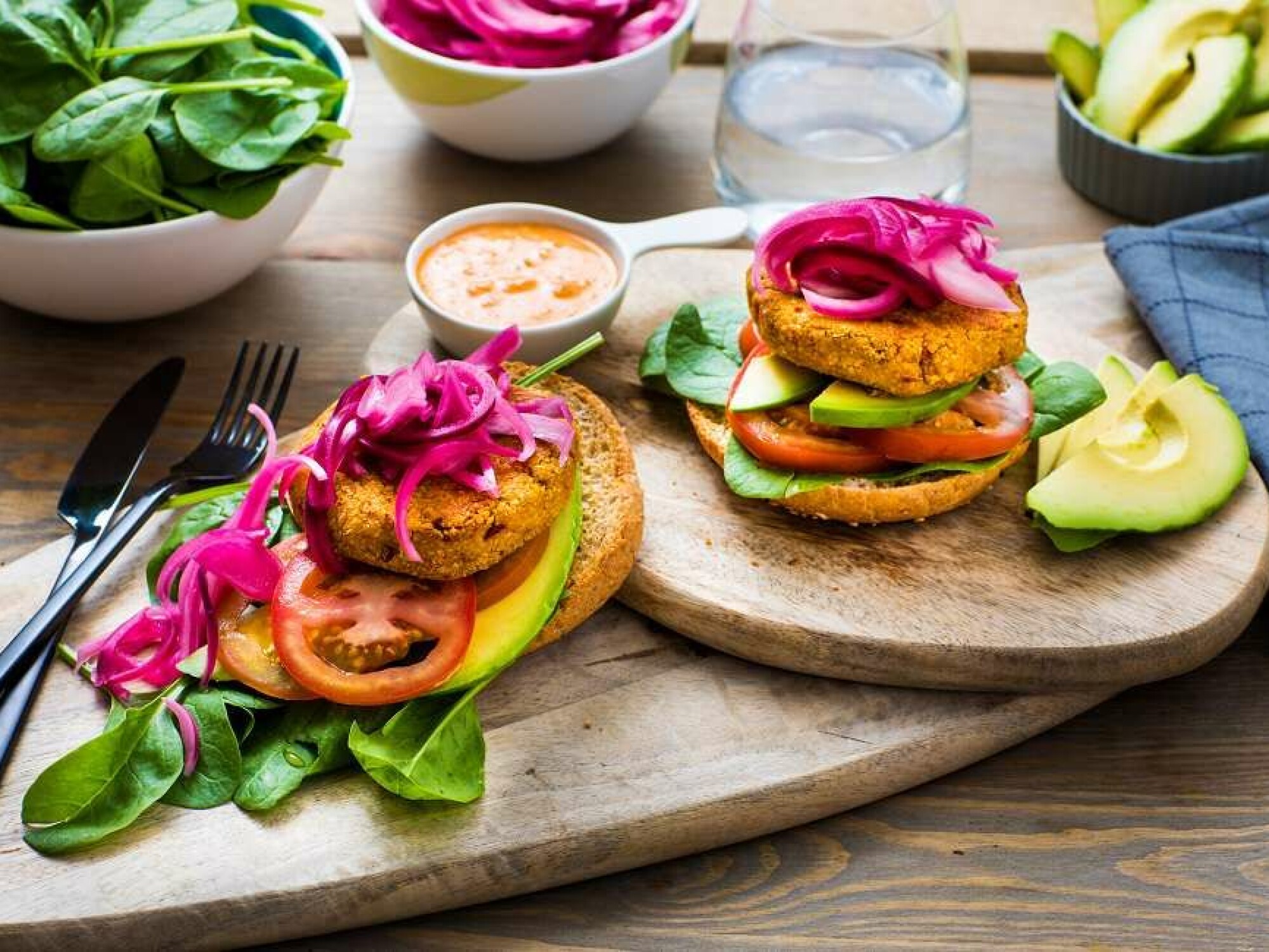 VEGETARBURGER MED SYLTET RØDLØK: Prøv denne burgeren med salat, avokado, syltet rødløk og ajvarsaus.
